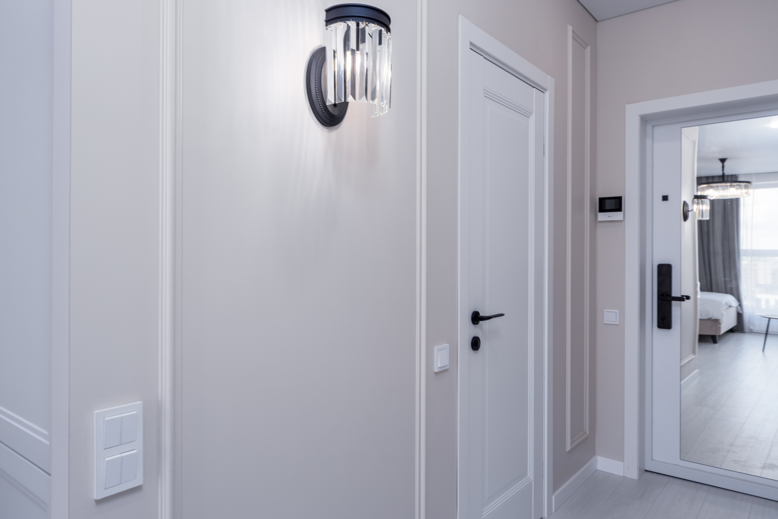 Проход в санузел из прихожей в квартире-студии в Минск мир