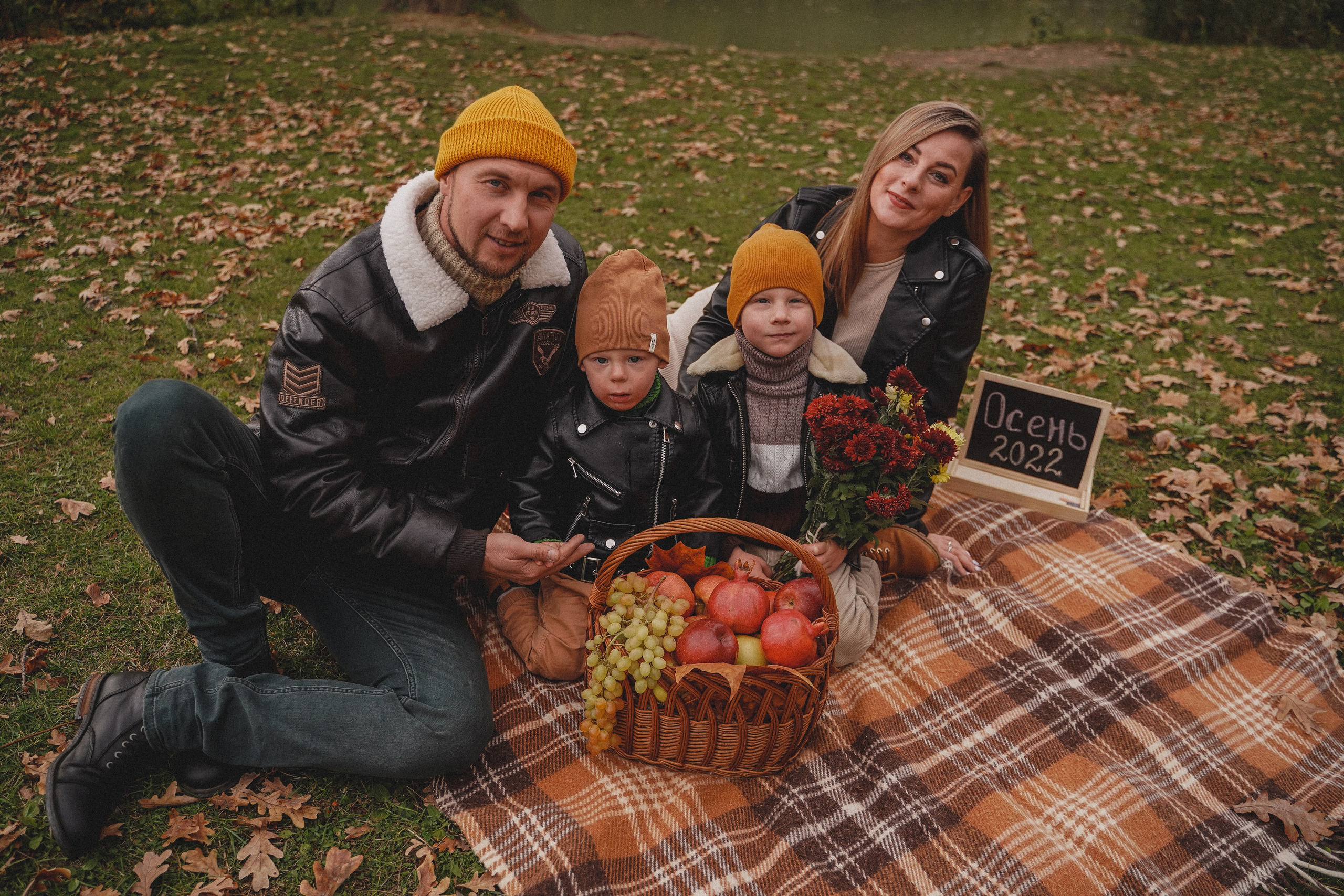 Семейная осенняя фотосессия у реки. Семейный и женский фотограф в Краснодаре Анастасия Приймак
