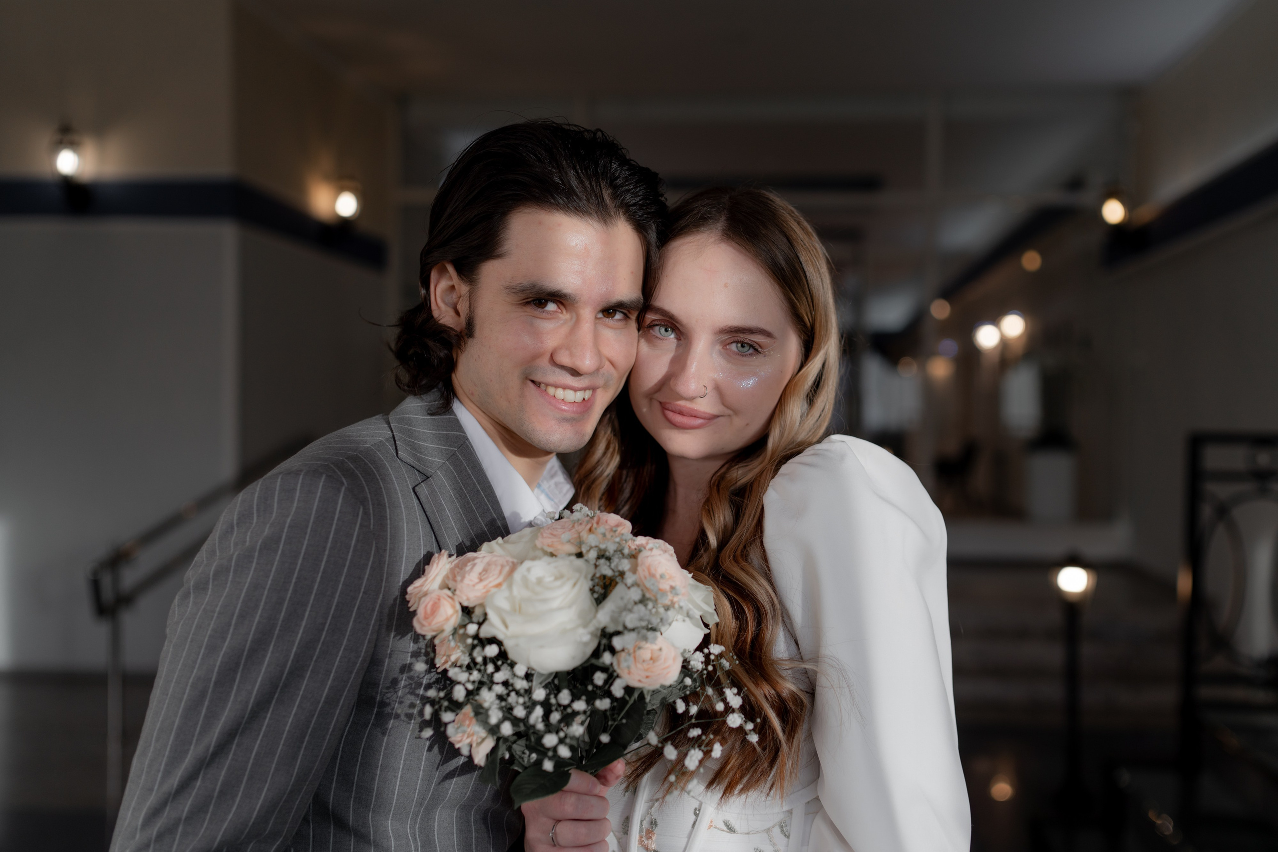 Жених и невеста целуются на в загсе Невского района на Октябрьской набережной