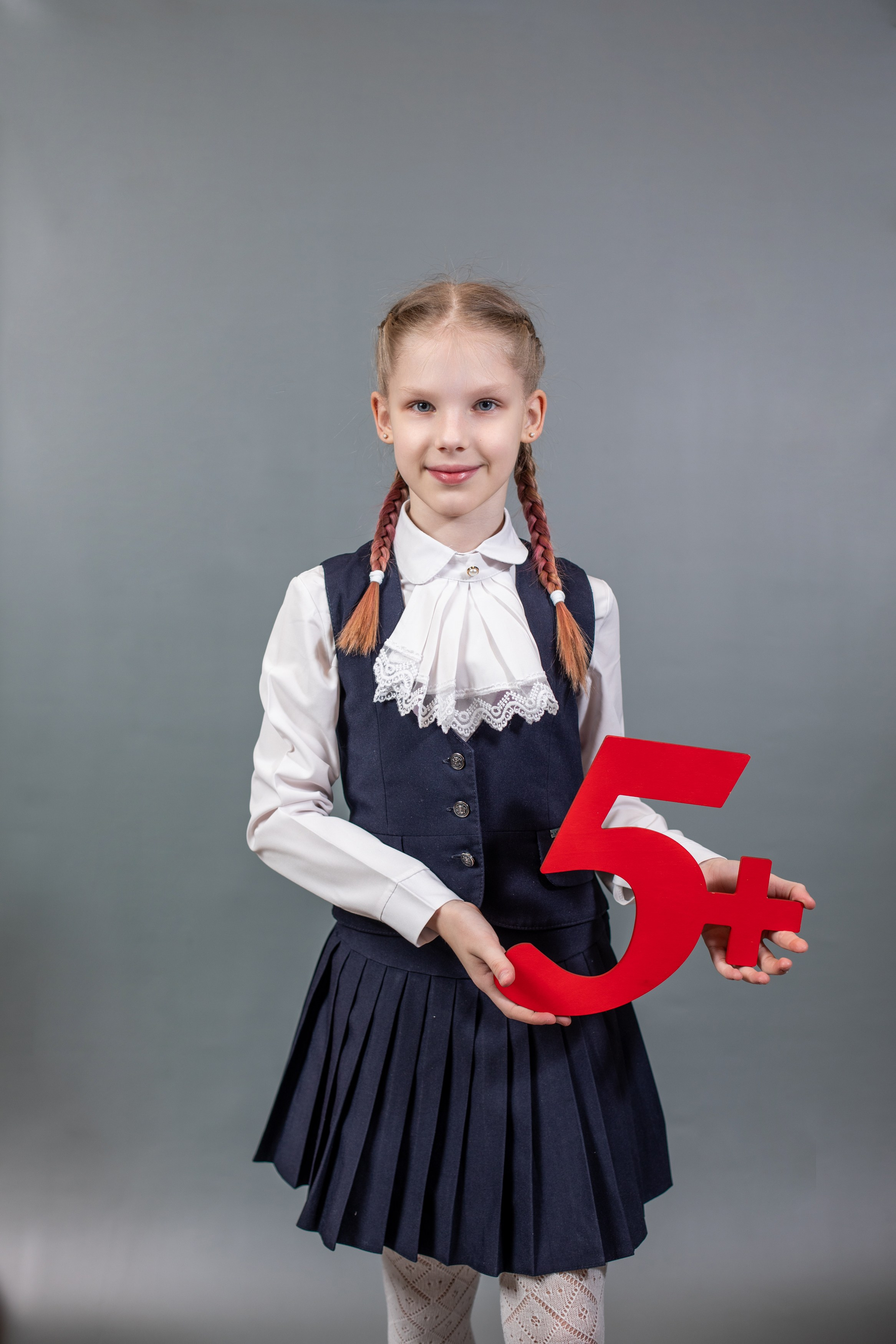 Галерея фотографий для средней школы. Выпускные фотоальбомы на заказ в Москве. Ксения Фоломкина