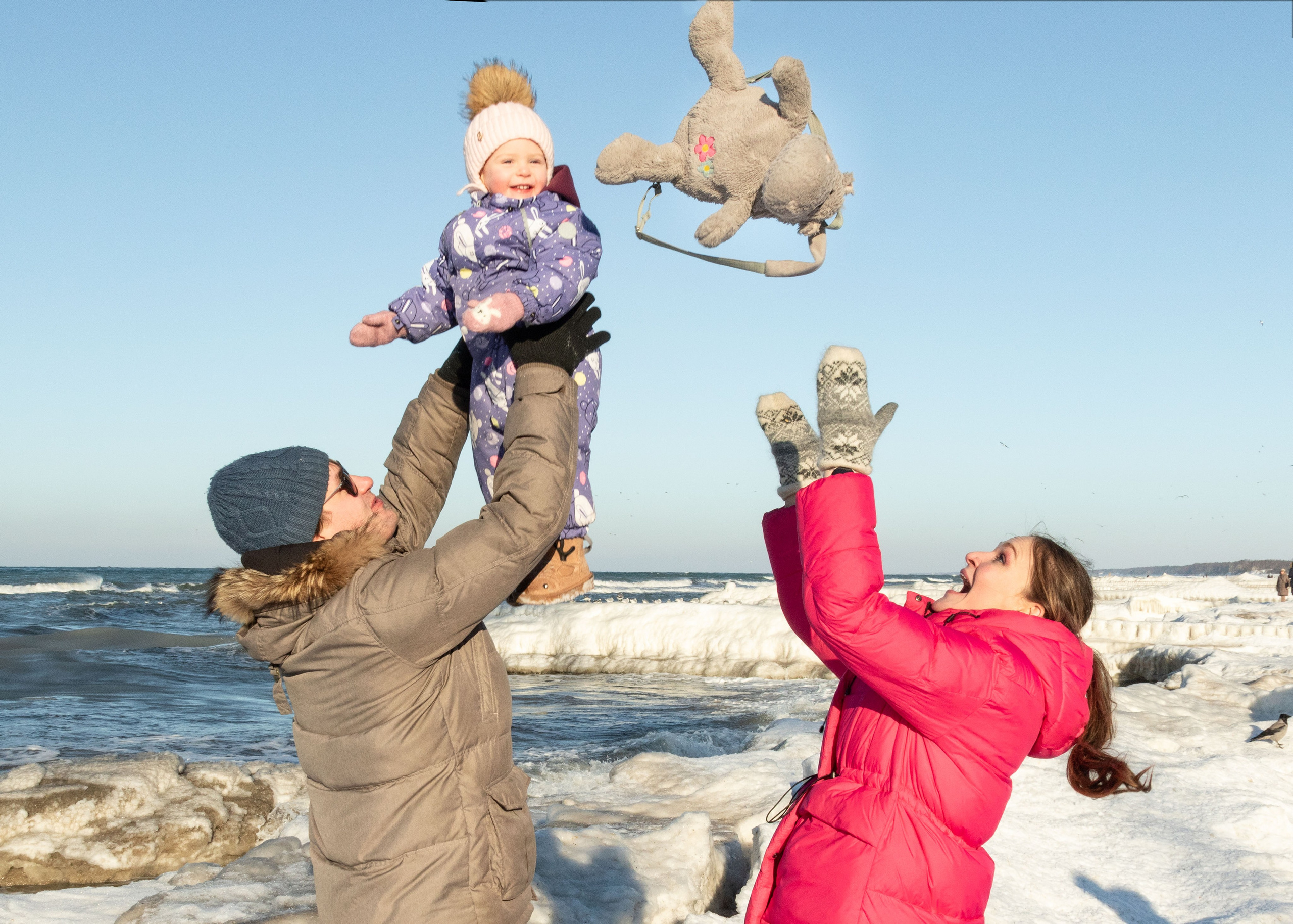 семья на море зимой