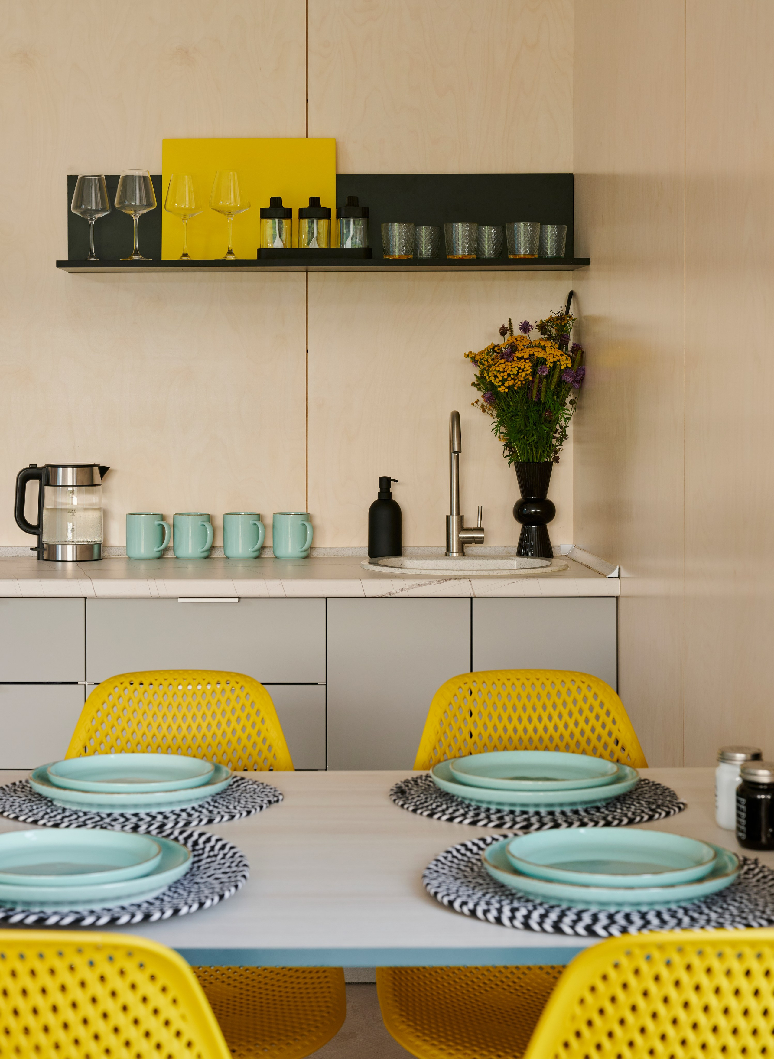 Сервировка стола, жёлтые стулья, полки и посуда