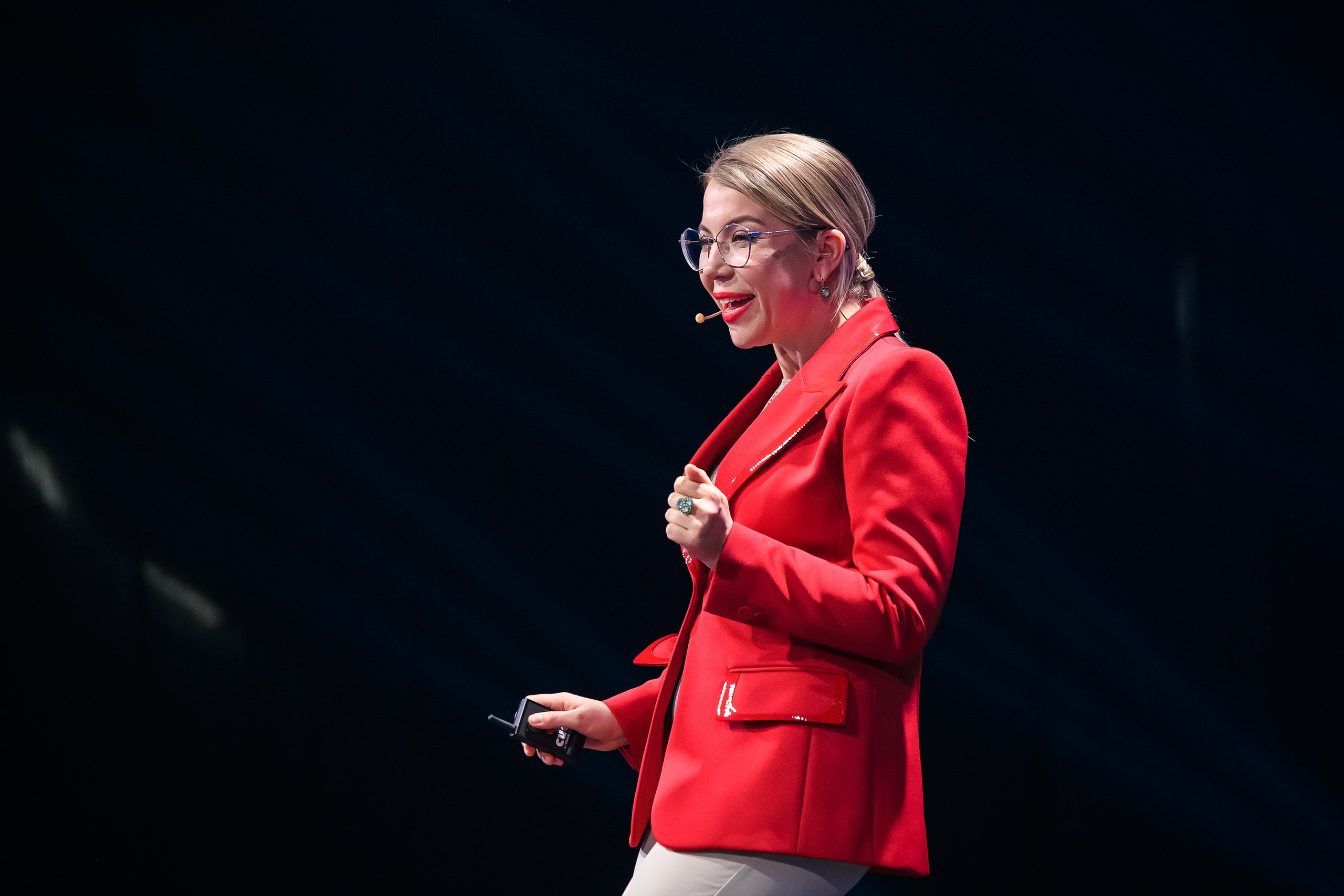 Контент съемка для эксперта в Ростове-на-Дону - крупный портрет улыбающейся девушки-спикера