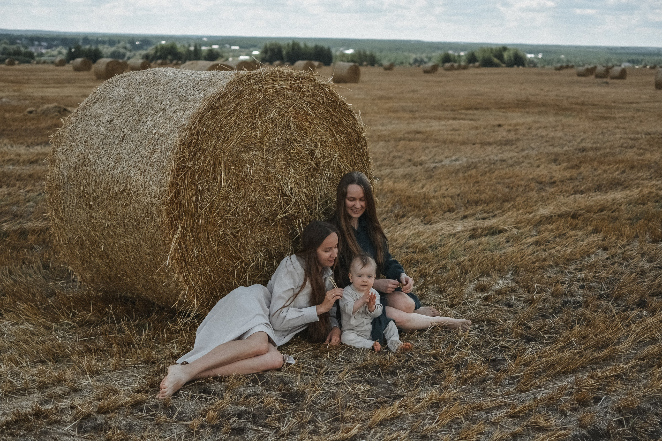 Сёстры в поле и малышка дочь. Alenasokolowa.ru