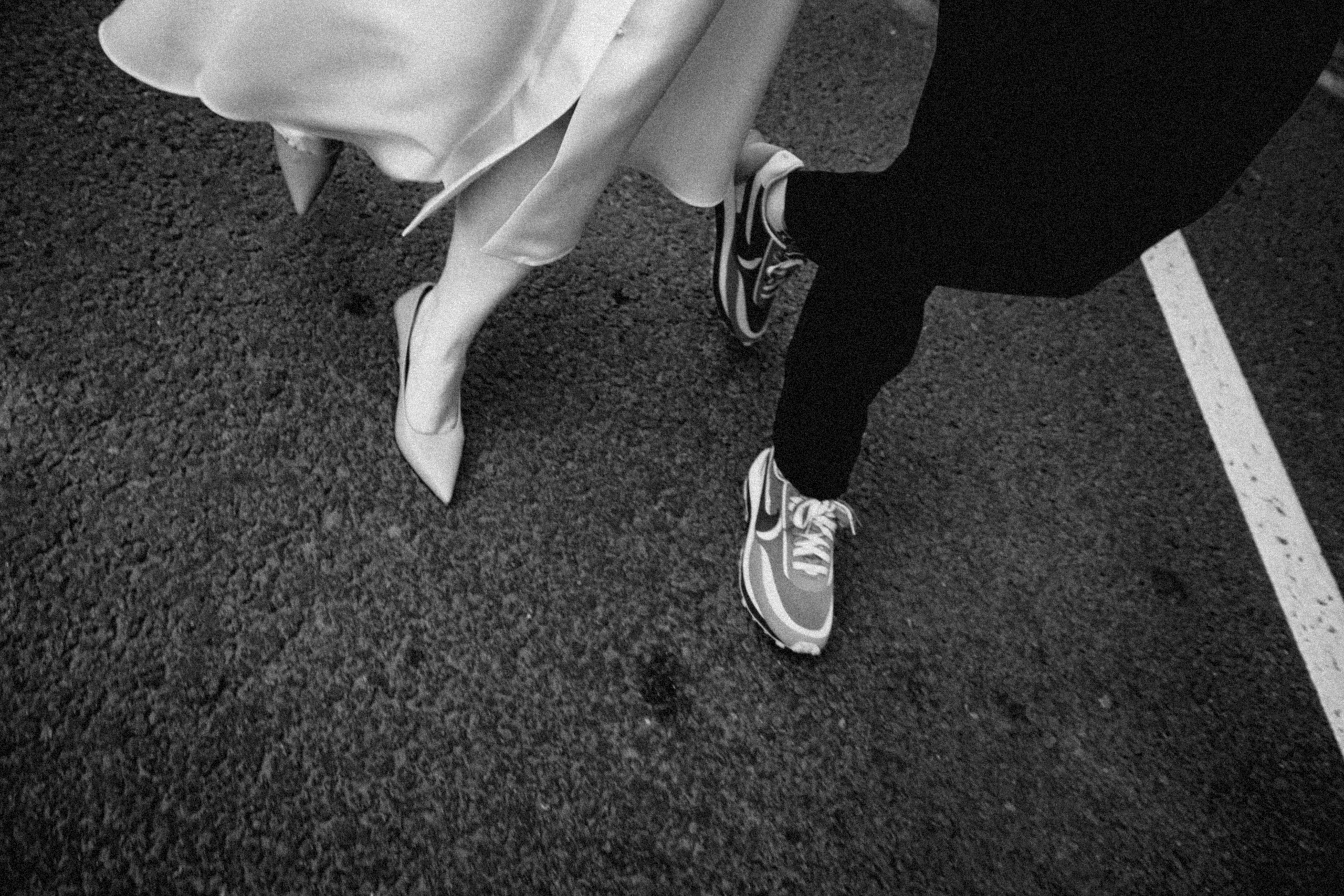 Молодожены идут