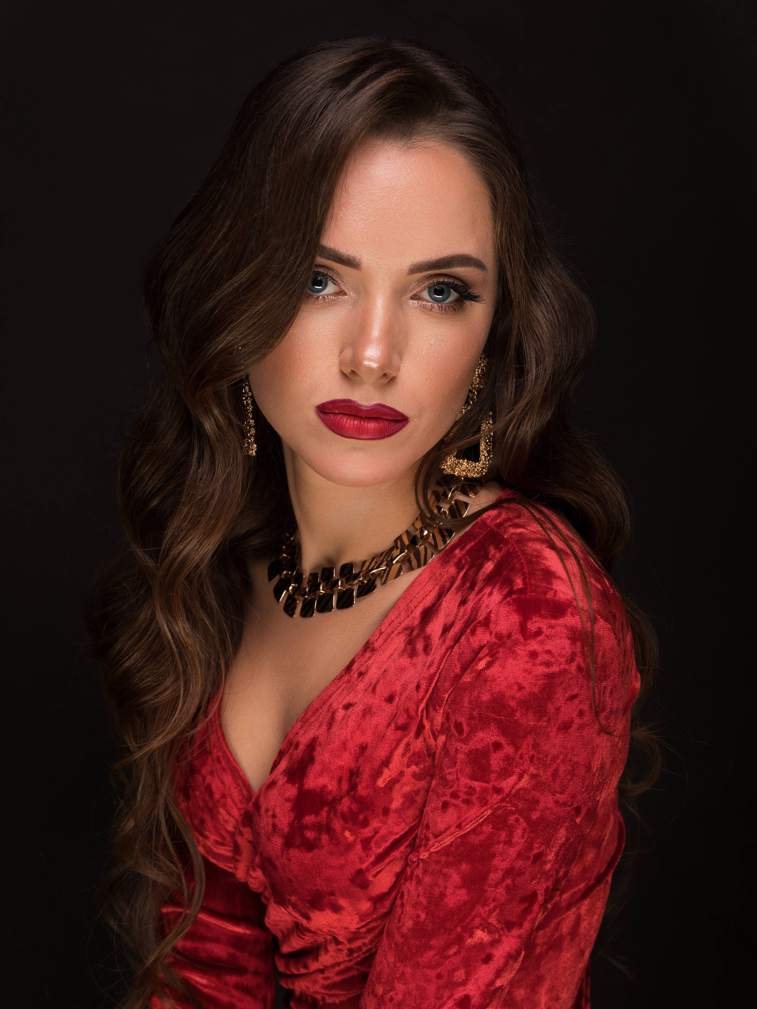 Студийная съемка с Екатериной в красном платье для «себя»