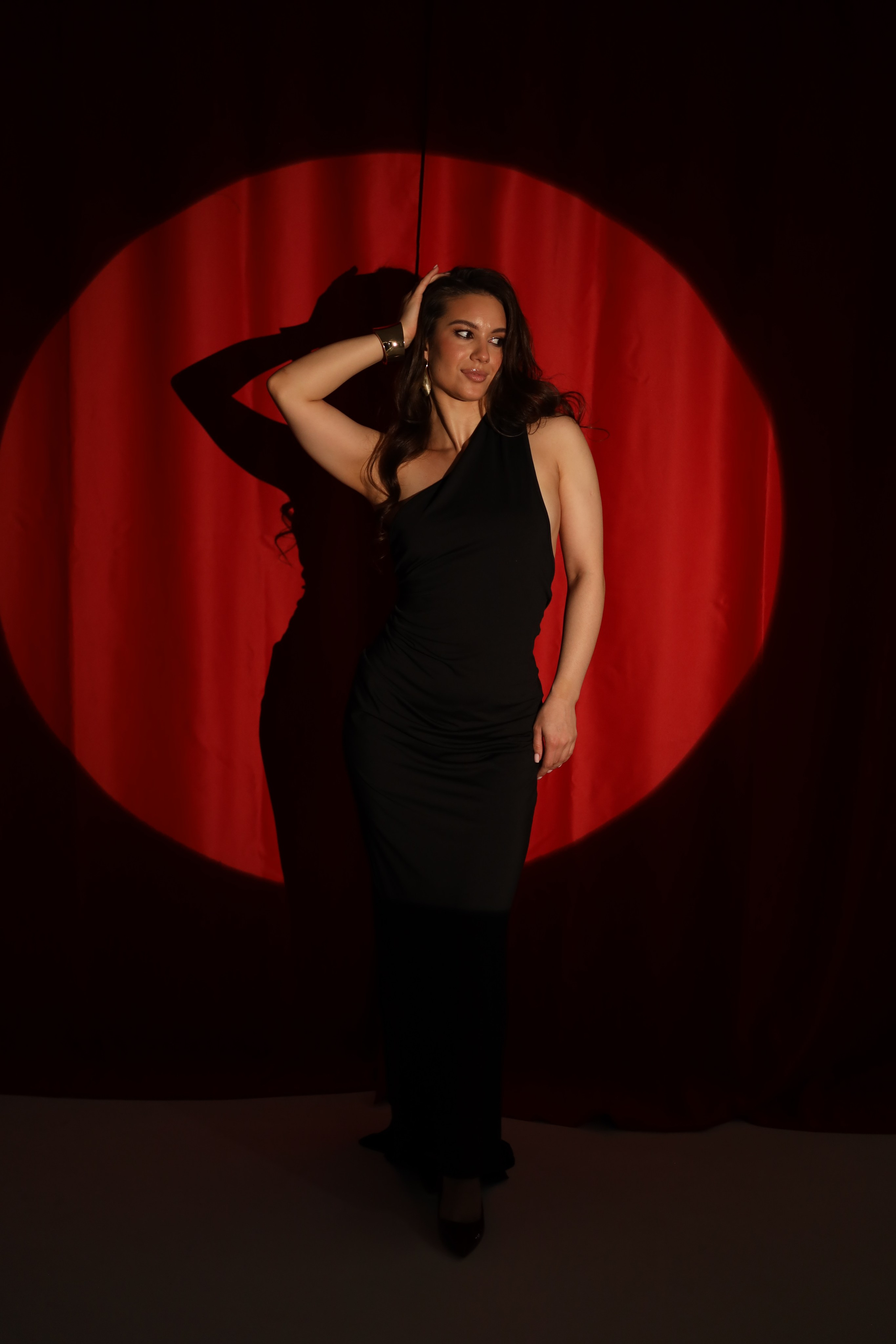 Черное платье на одно плечо с вырезом на спине. Профессиональный Фотограф в Казани Яна Забелина