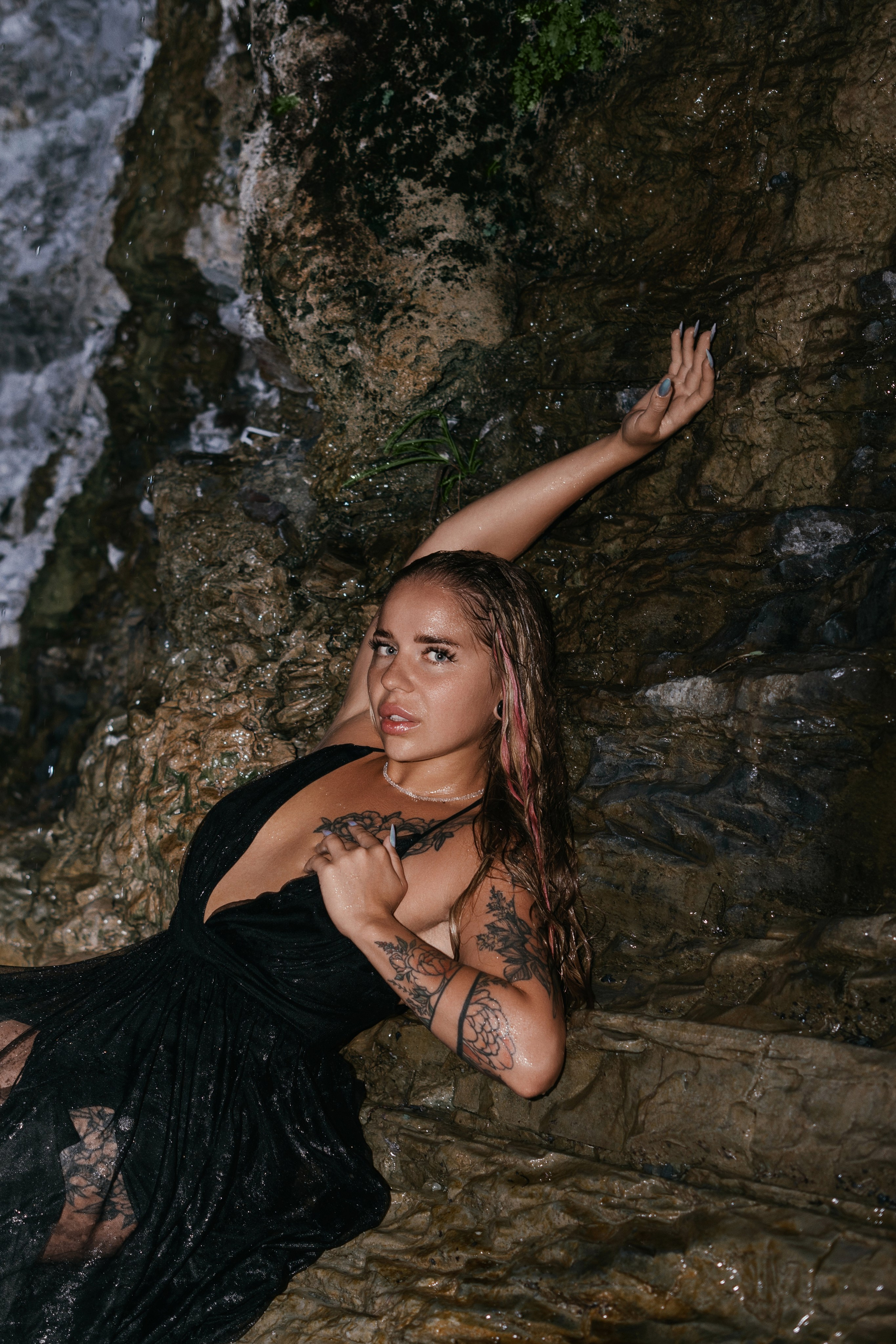 Фотосессия девушки на каменистом пляже Анапы - профессиональные снимки у моря