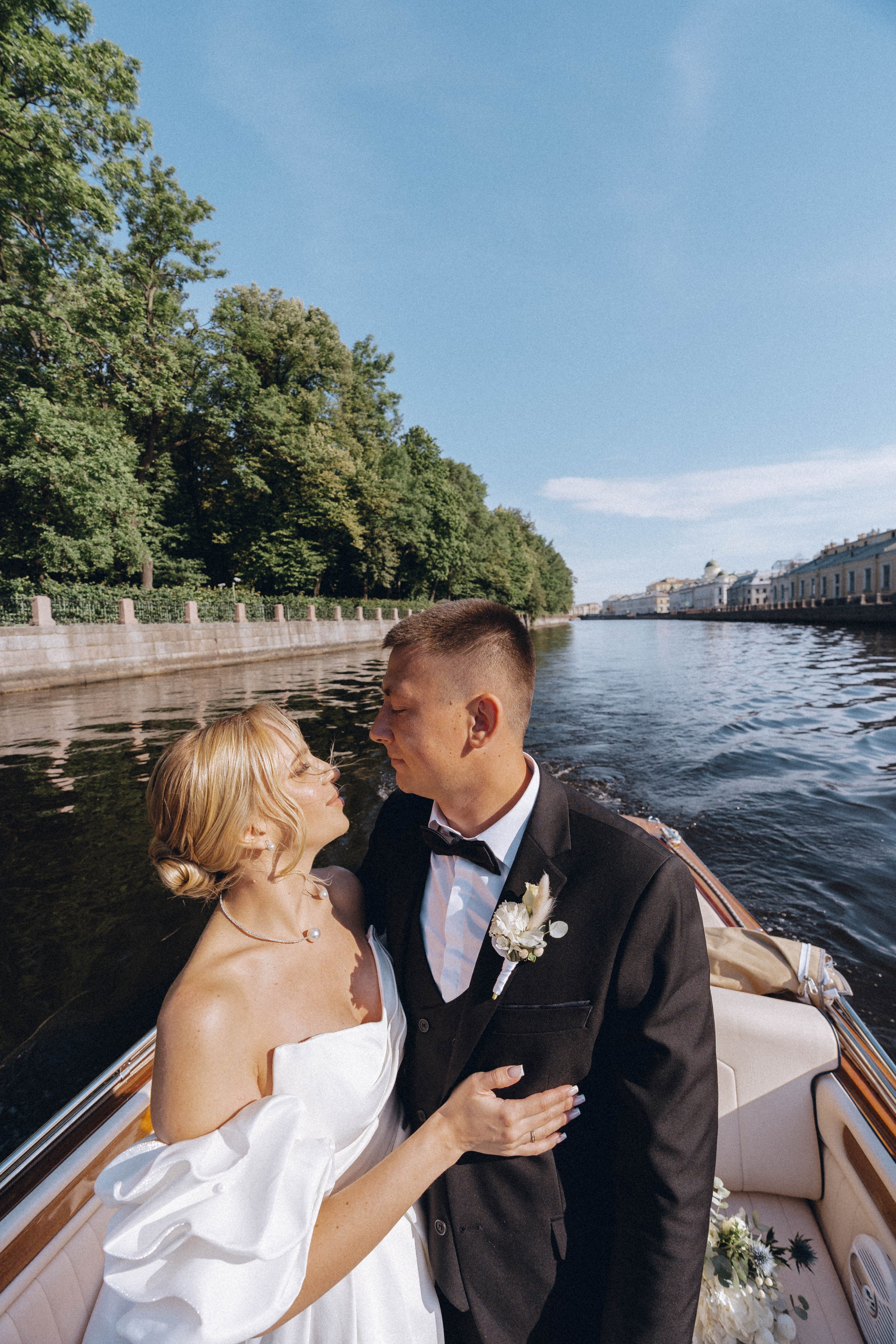 СВАДЕНБНАЯ СЬЕМКА НА КАТЕРЕ ПО КАНАЛАМ САНКТ-ПЕТЕРБУРГА И В АКВАТОРИИ НЕВЫ. Профессиональный фотограф, Санкт-Петербург — Виктория Богомолова