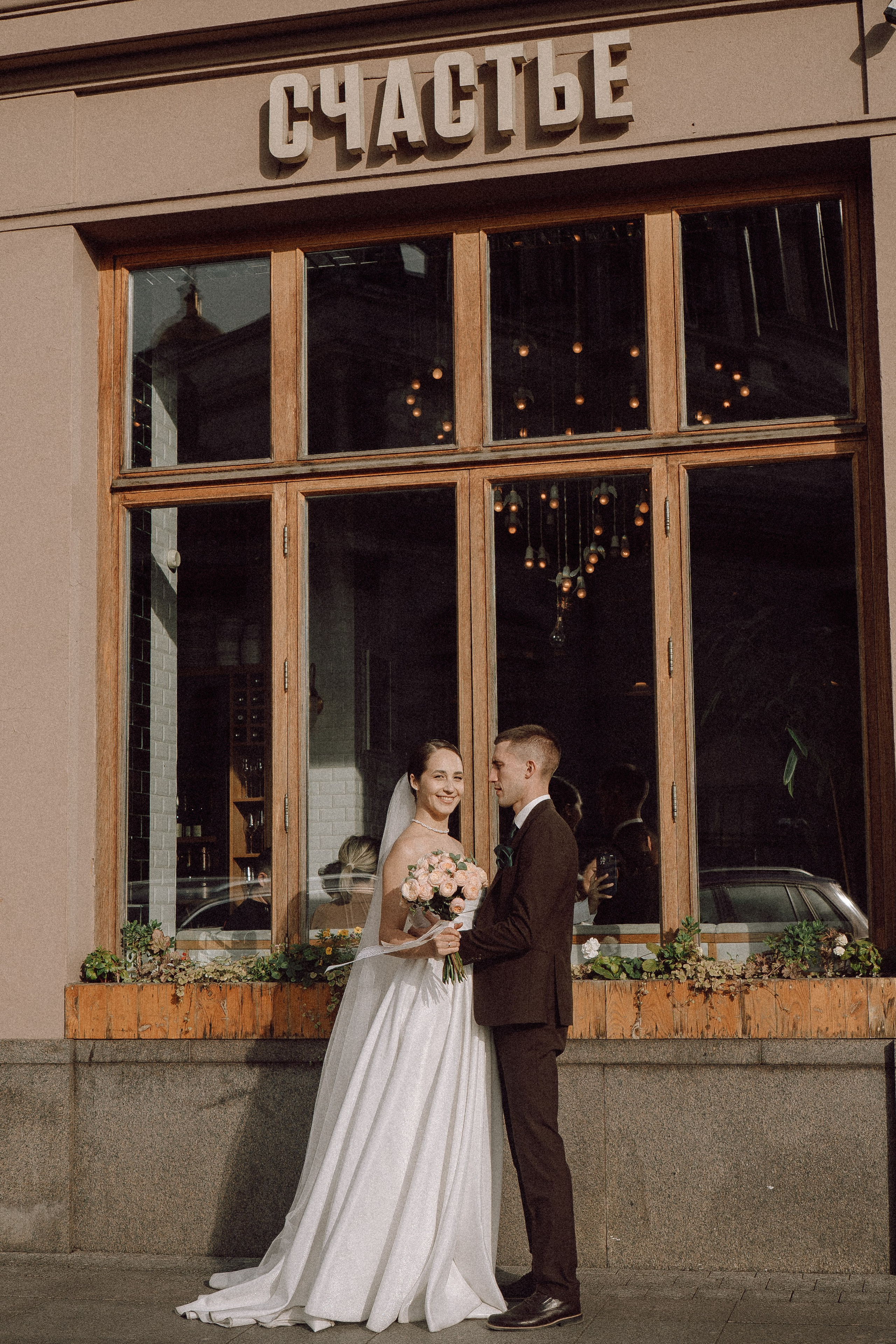 СВАДЕБНАЯ ПРОГУЛКА В САНТК-ПЕТЕРБУРГЕ (ИСАКИЕВСКИЙ СОБОР, ЗИМНЯЯ КАНАВКА, ЭРМИТАЖ И БОЛЬШАЯ МОРСКАЯ УЛИЦА). Профессиональный фотограф, Санкт-Петербург — Виктория Богомолова