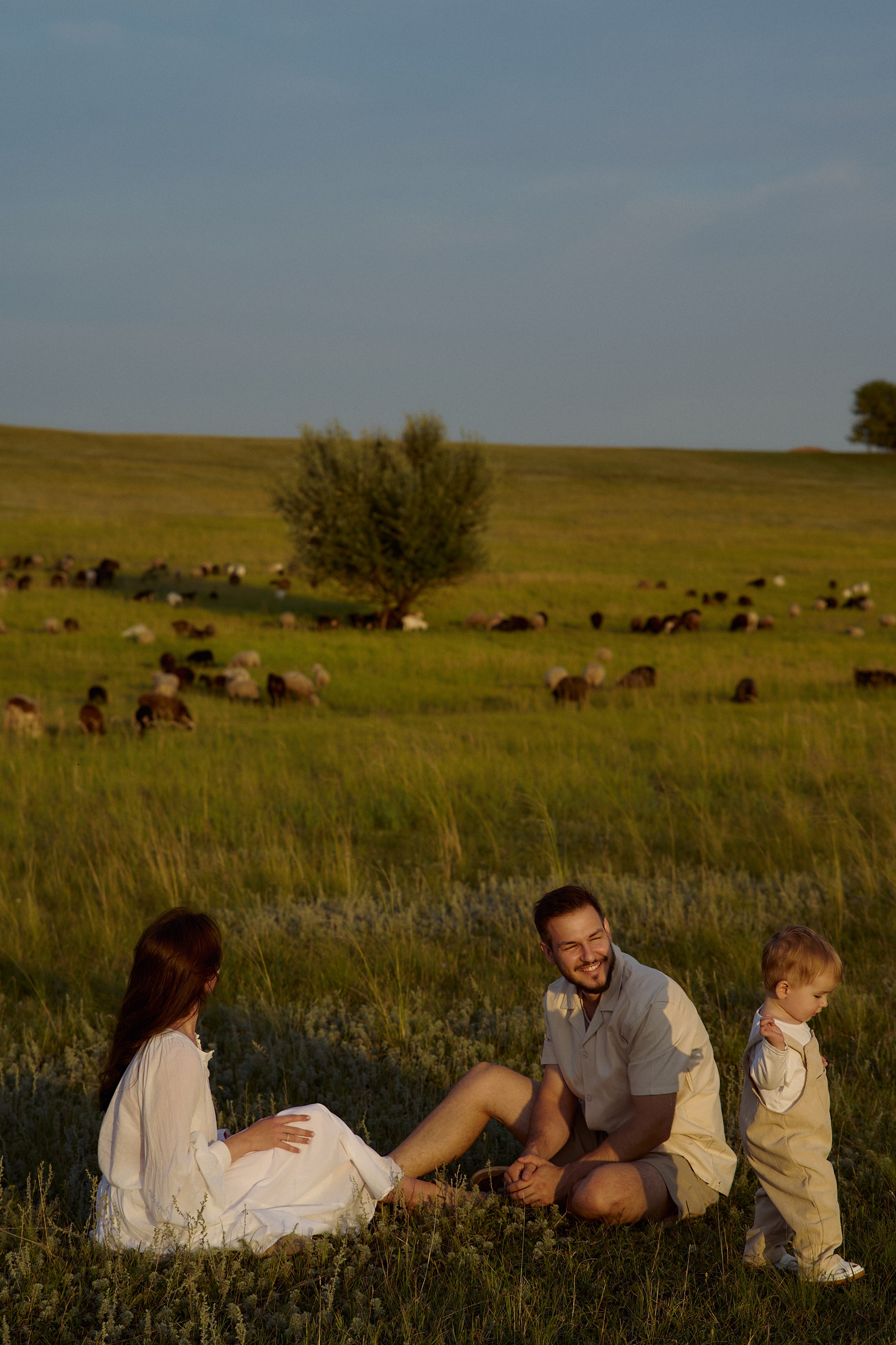 Шамиль, Аня и Марс в поле с барашками. Семейный и свадебный lifestyle-фотограф в Москве Мария Петрова