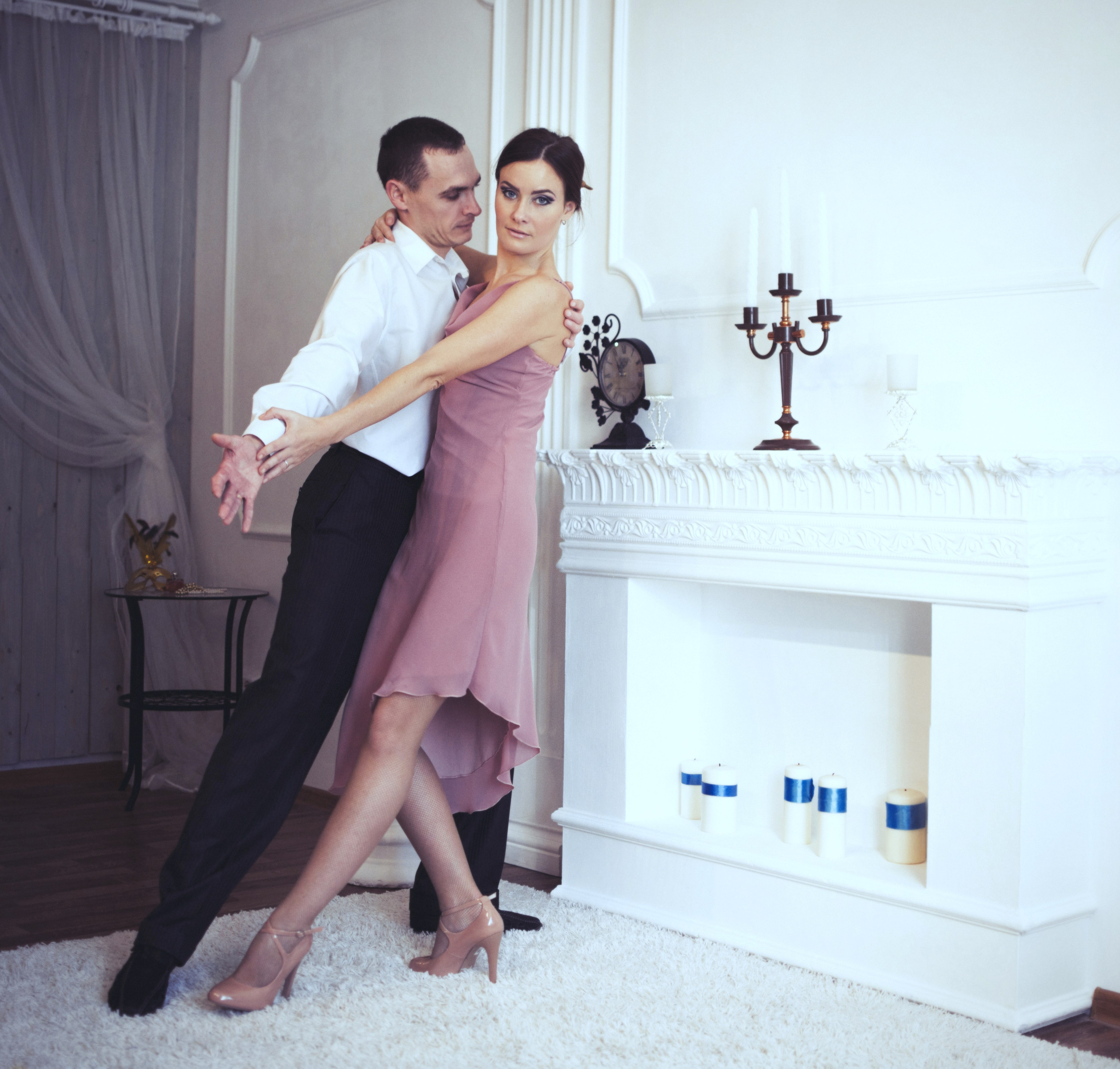 Юлия с мужем в танце. Портретный креативный творческий фотограф в Казани Михаил Бушенев