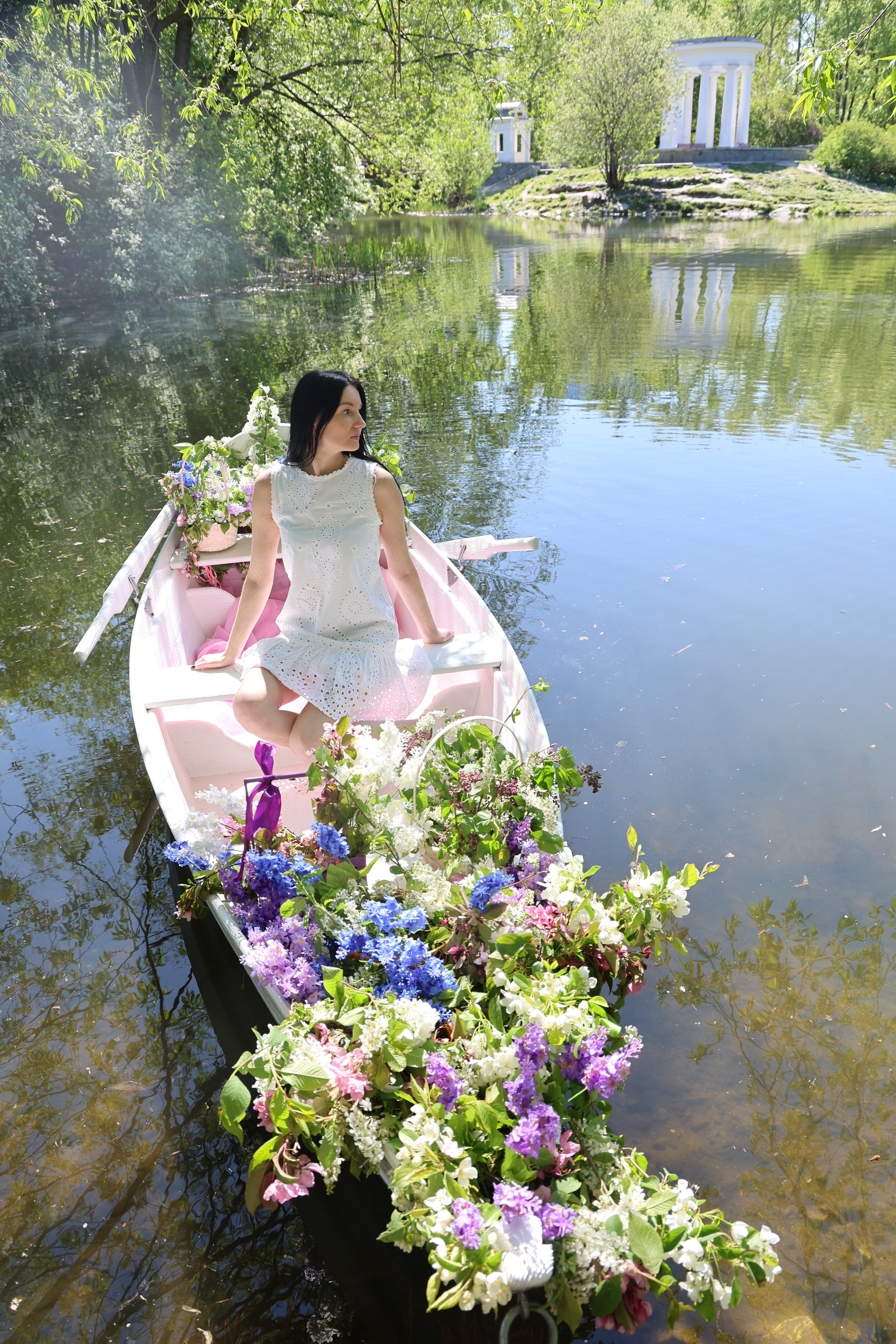 Фотосессия в лодке, лодка, озеро, платье, книга, шляпа, зонт, перчатки, весла, лето. Свадебный, семейный, женский и детский фотограф из Екатеринбурга