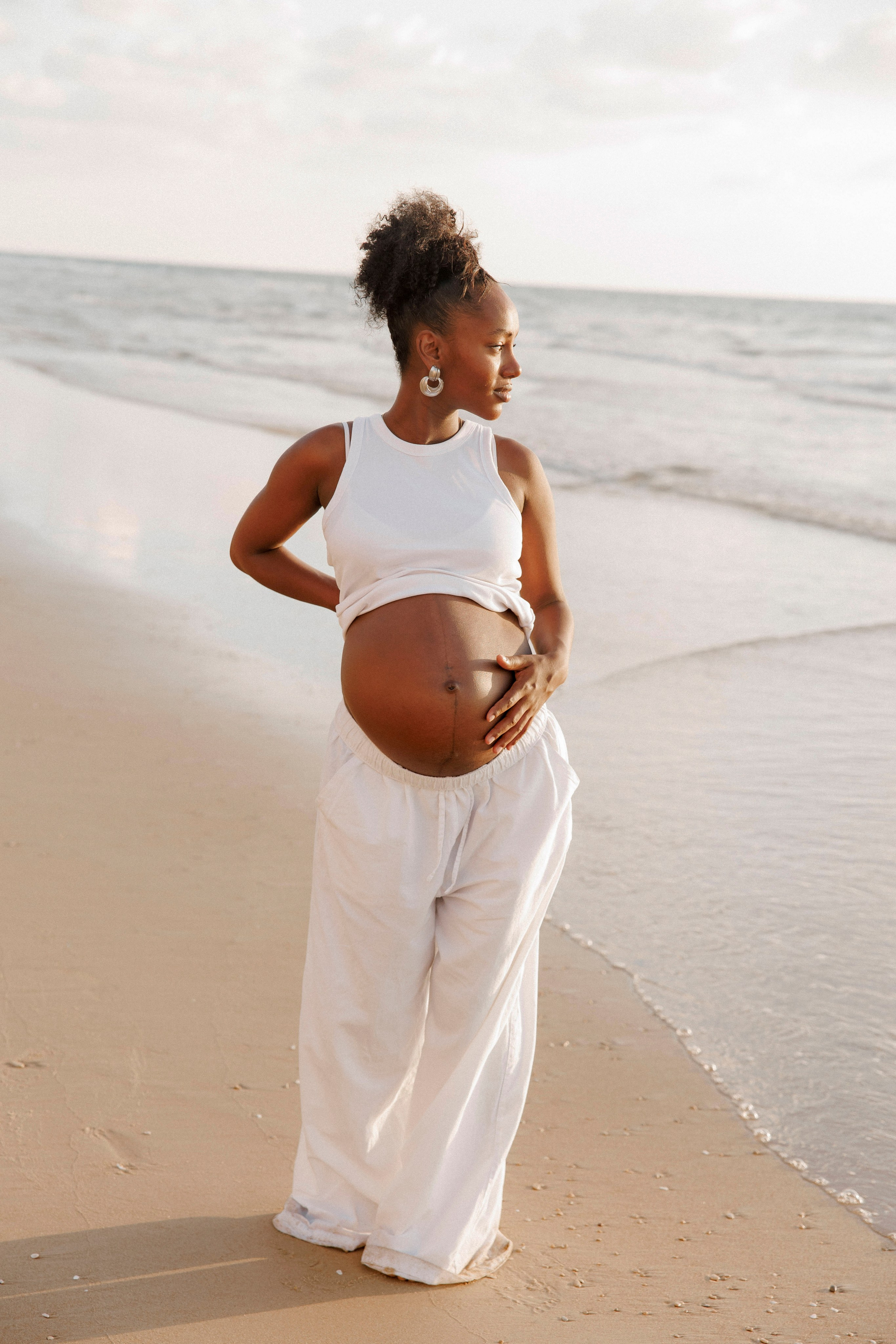 Pregnancy photoshoot near the sea. Главная