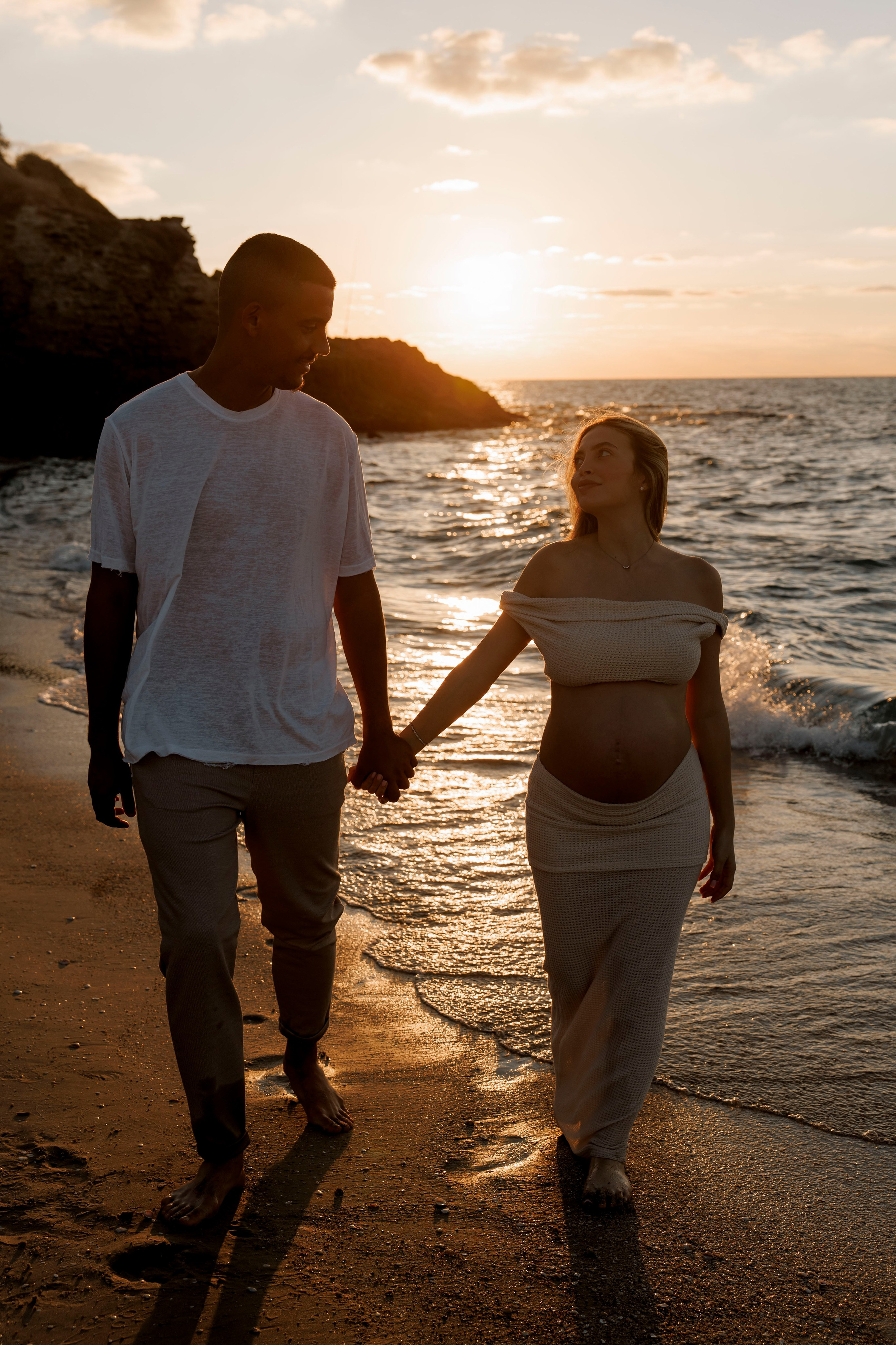 Pregnancy photoshoot near the sea. Wedding and family photographer