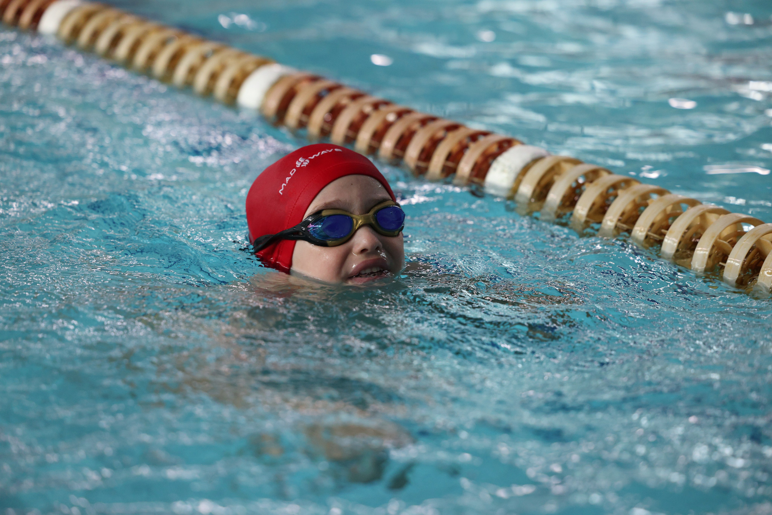 Веселый дельфин. Плавание. Дети 8-9 лет. Фотограф Александр Заломаев