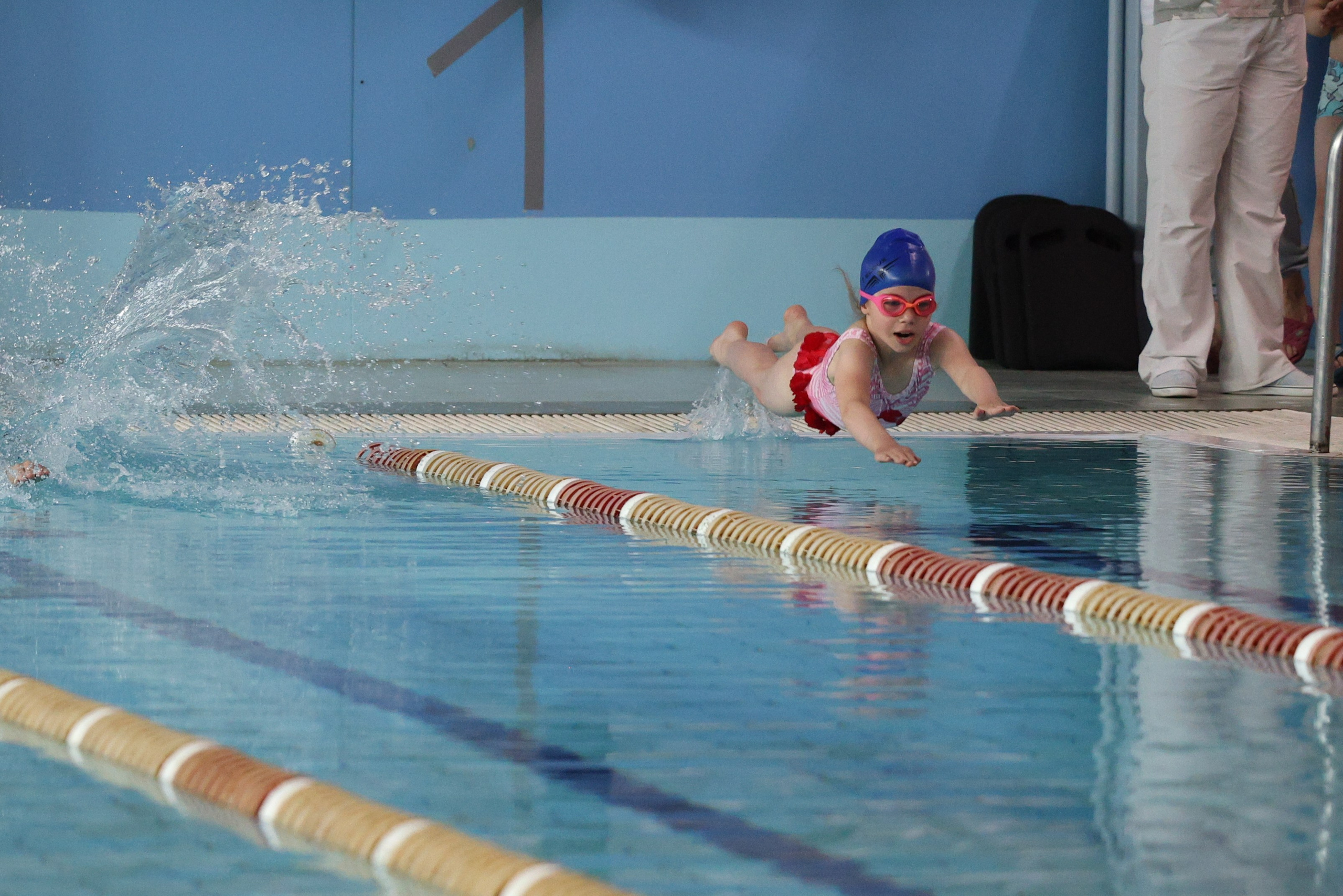 Веселый дельфин. Плавание. Дети 8-9 лет. Фотограф Александр Заломаев