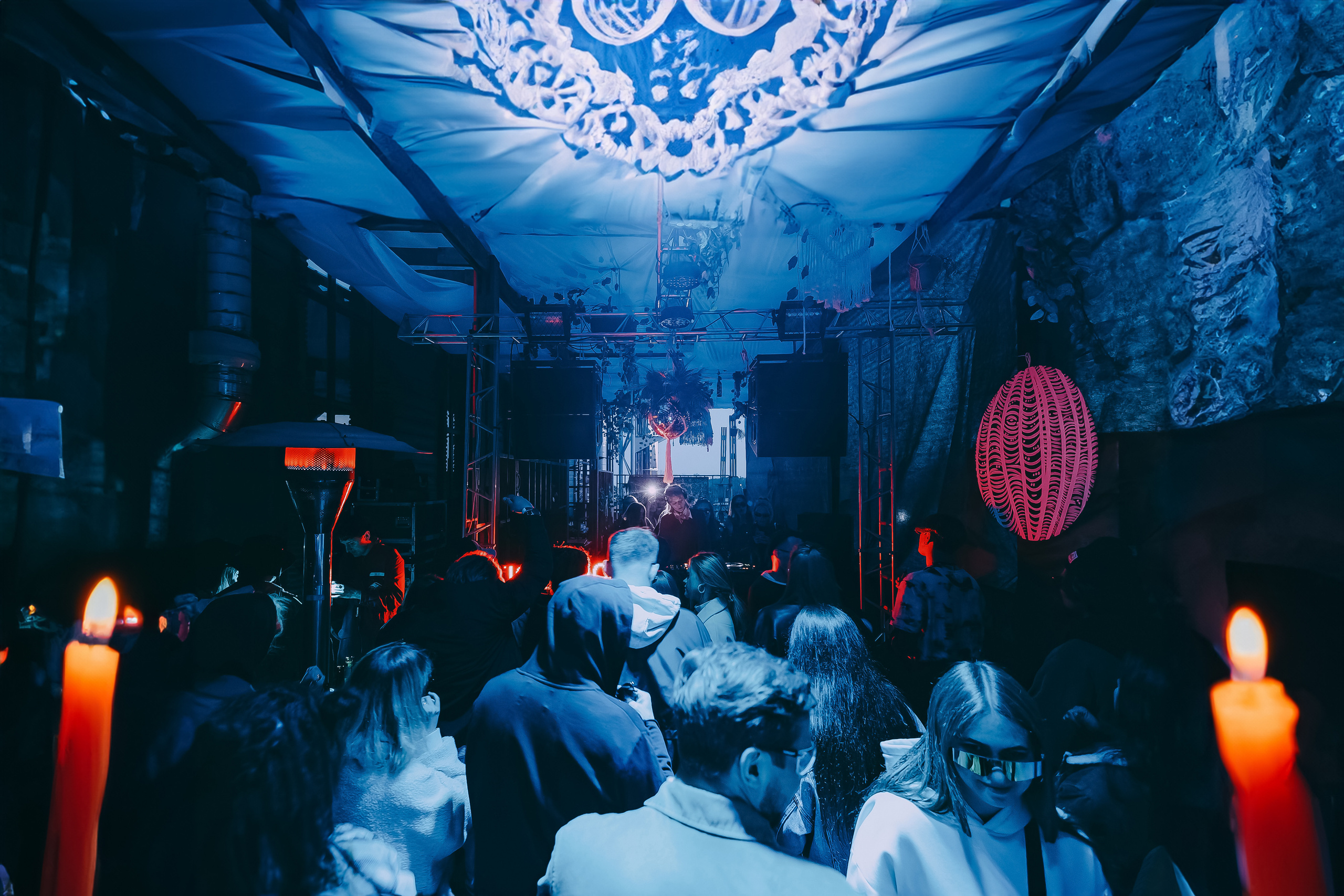 MANTRA: Хоровод. Made with Ai. Фото и видео контент за одну съемку — Веретенников Егор