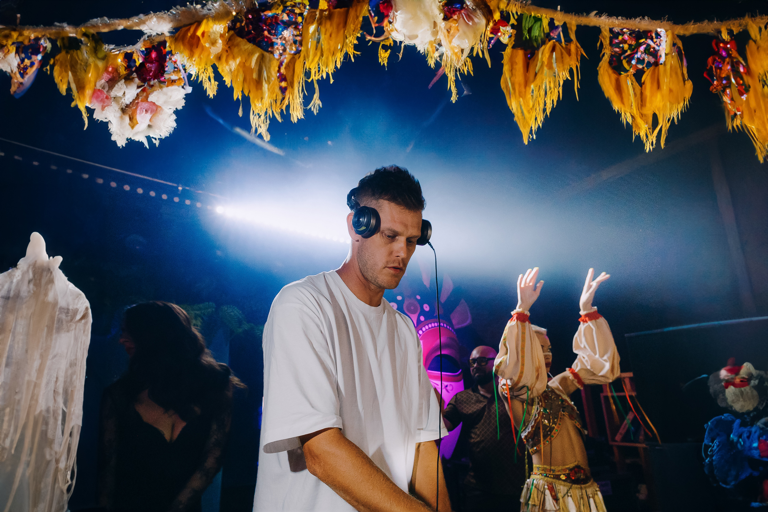 MANTRA: Хоровод. Made with Ai. Фото и видео контент за одну съемку — Веретенников Егор