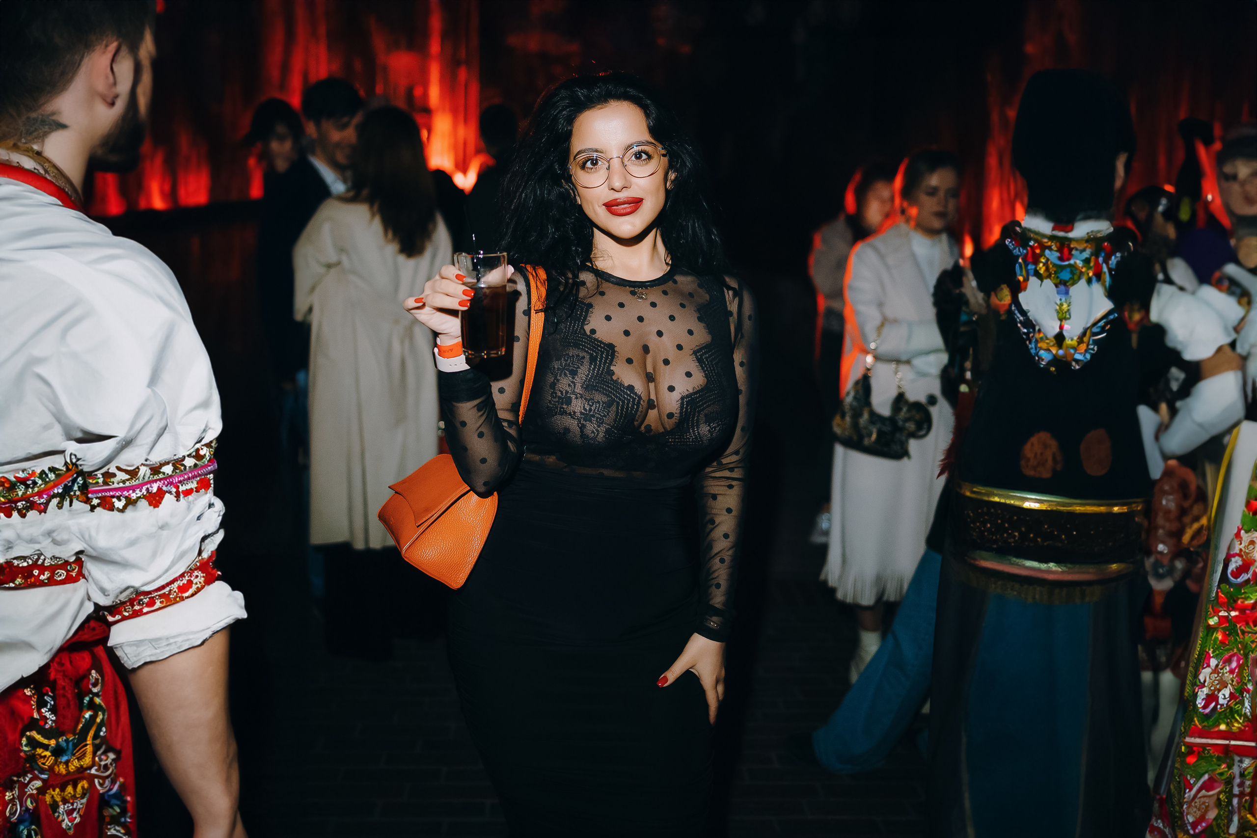 MANTRA: Хоровод. Made with Ai. Фото и видео контент за одну съемку — Веретенников Егор