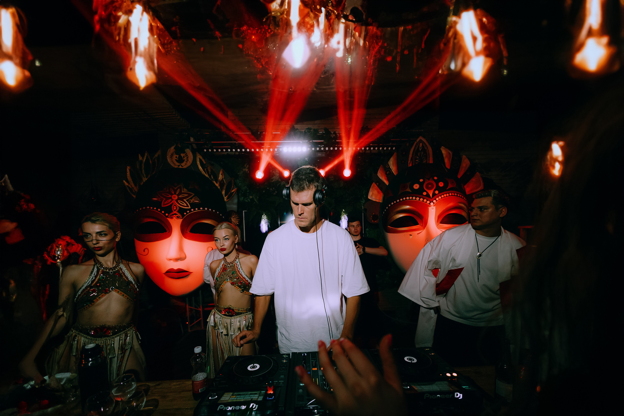 MANTRA: Хоровод. Made with Ai. Фото и видео контент за одну съемку — Веретенников Егор