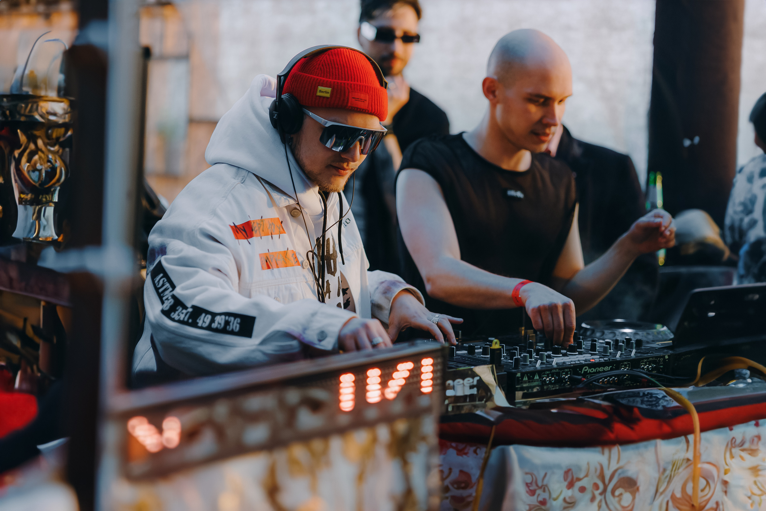 MANTRA: Хоровод. Made with Ai. Фото и видео контент за одну съемку — Веретенников Егор