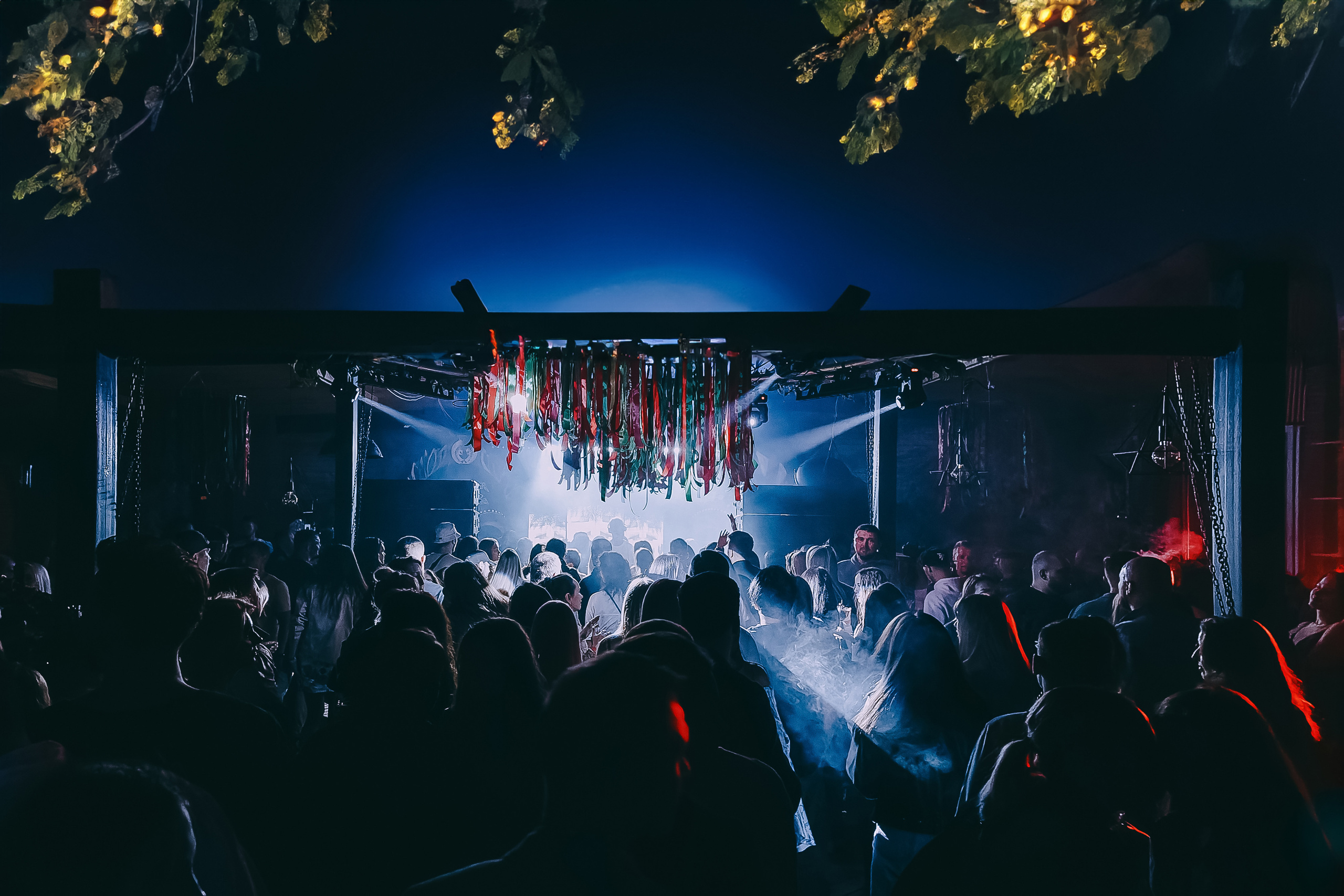 MANTRA: Хоровод. Made with Ai. Фото и видео контент за одну съемку — Веретенников Егор