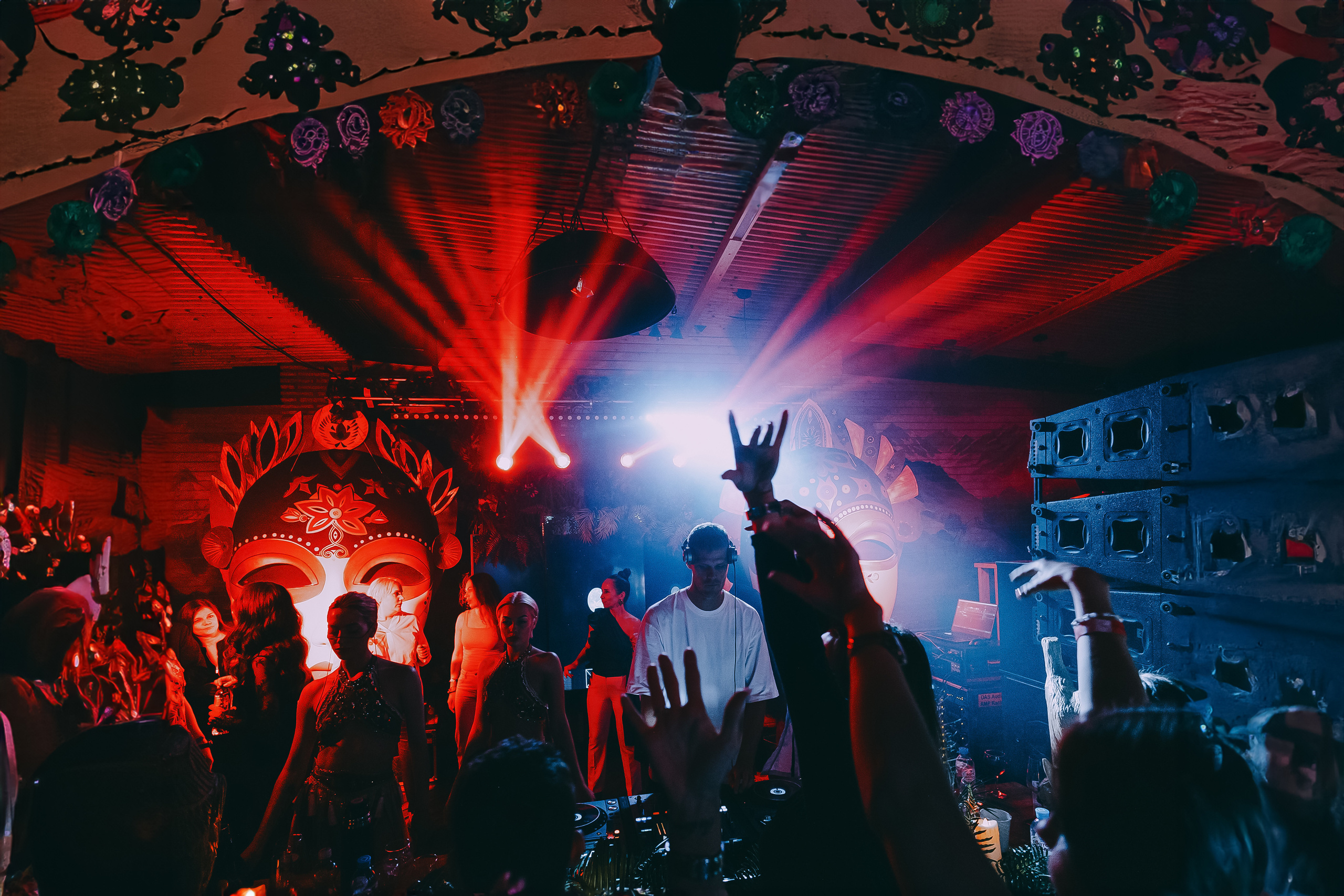 MANTRA: Хоровод. Made with Ai. Фото и видео контент за одну съемку — Веретенников Егор