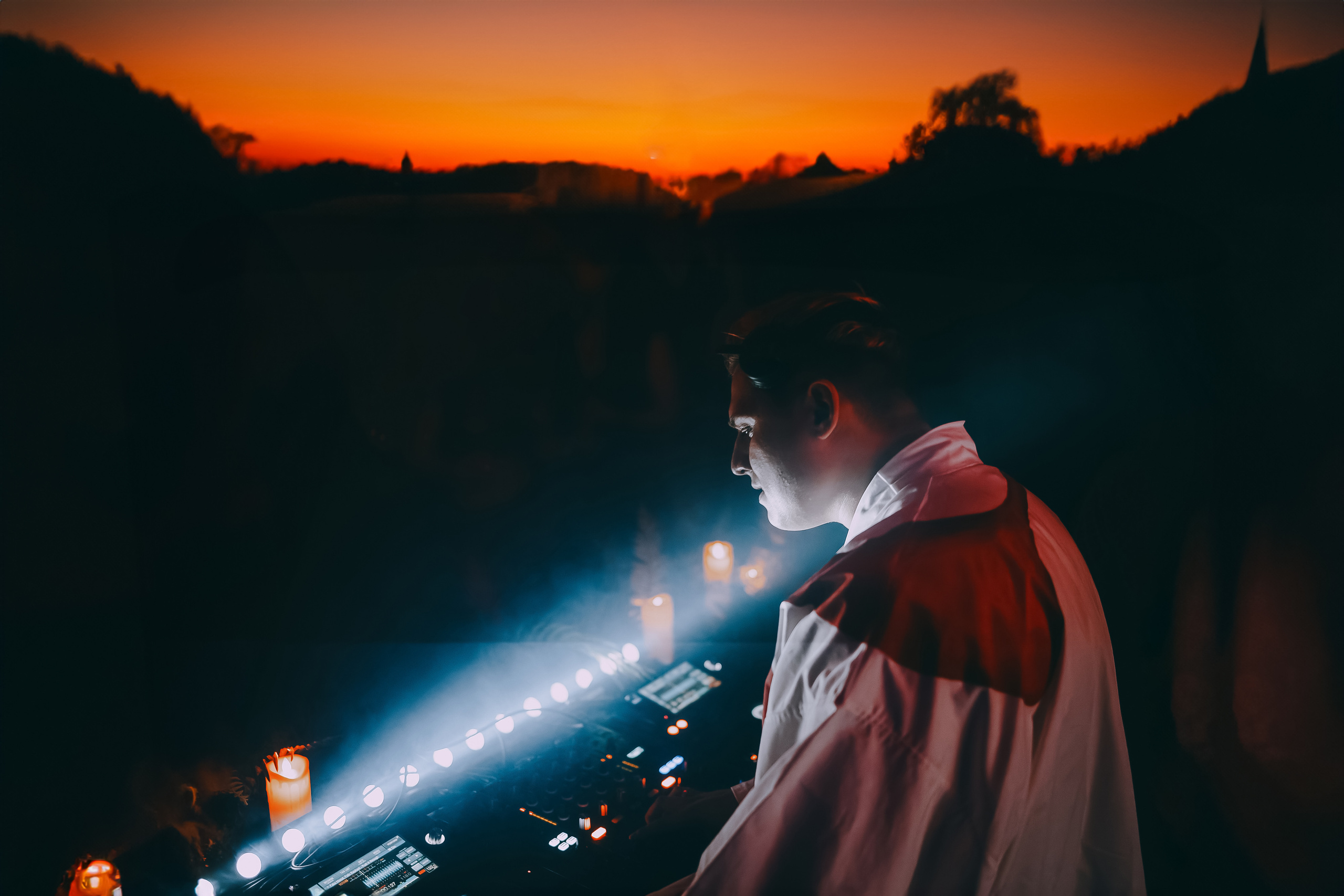 MANTRA: Хоровод. Made with Ai. Фото и видео контент за одну съемку — Веретенников Егор