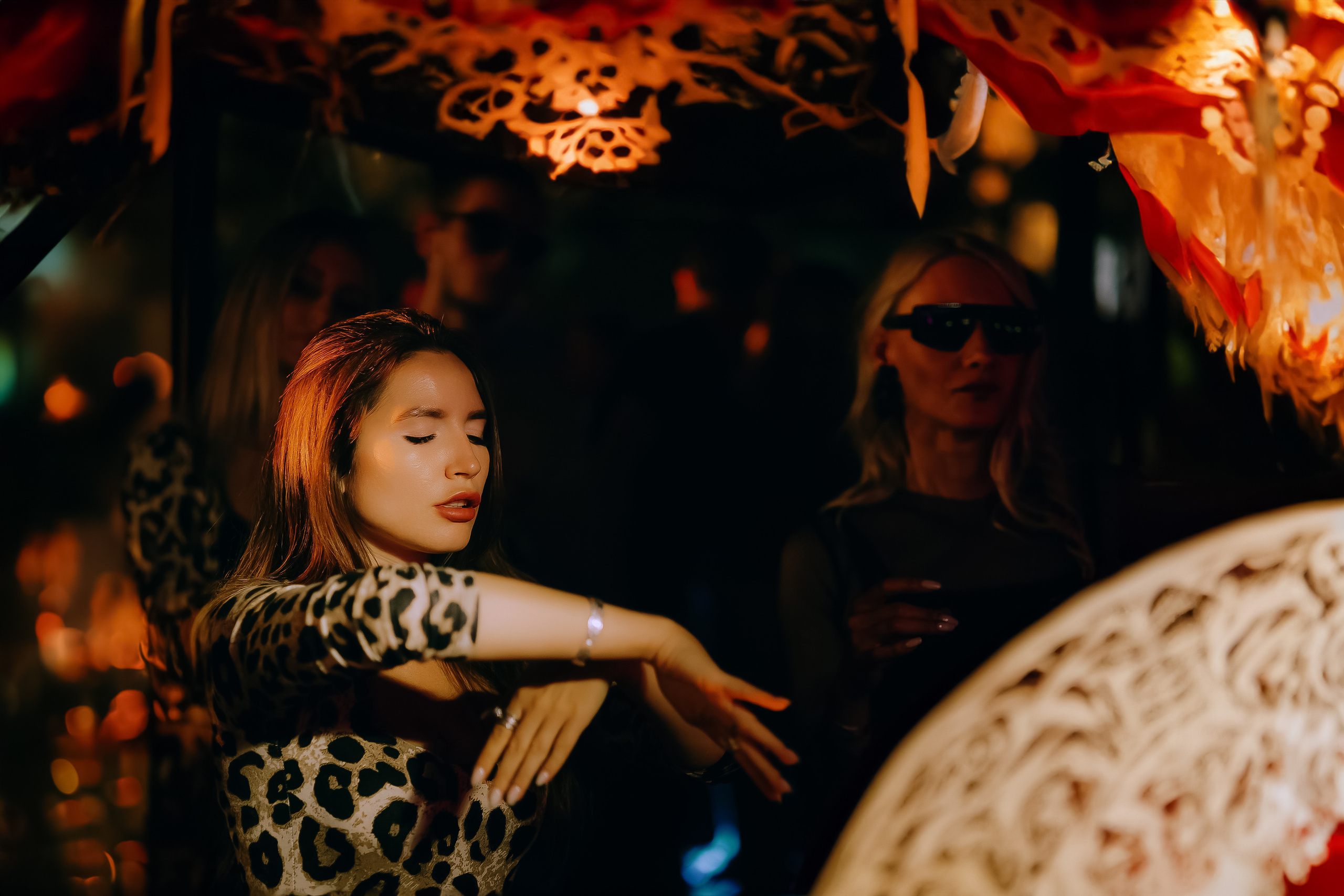 MANTRA: Хоровод. Made with Ai. Фото и видео контент за одну съемку — Веретенников Егор