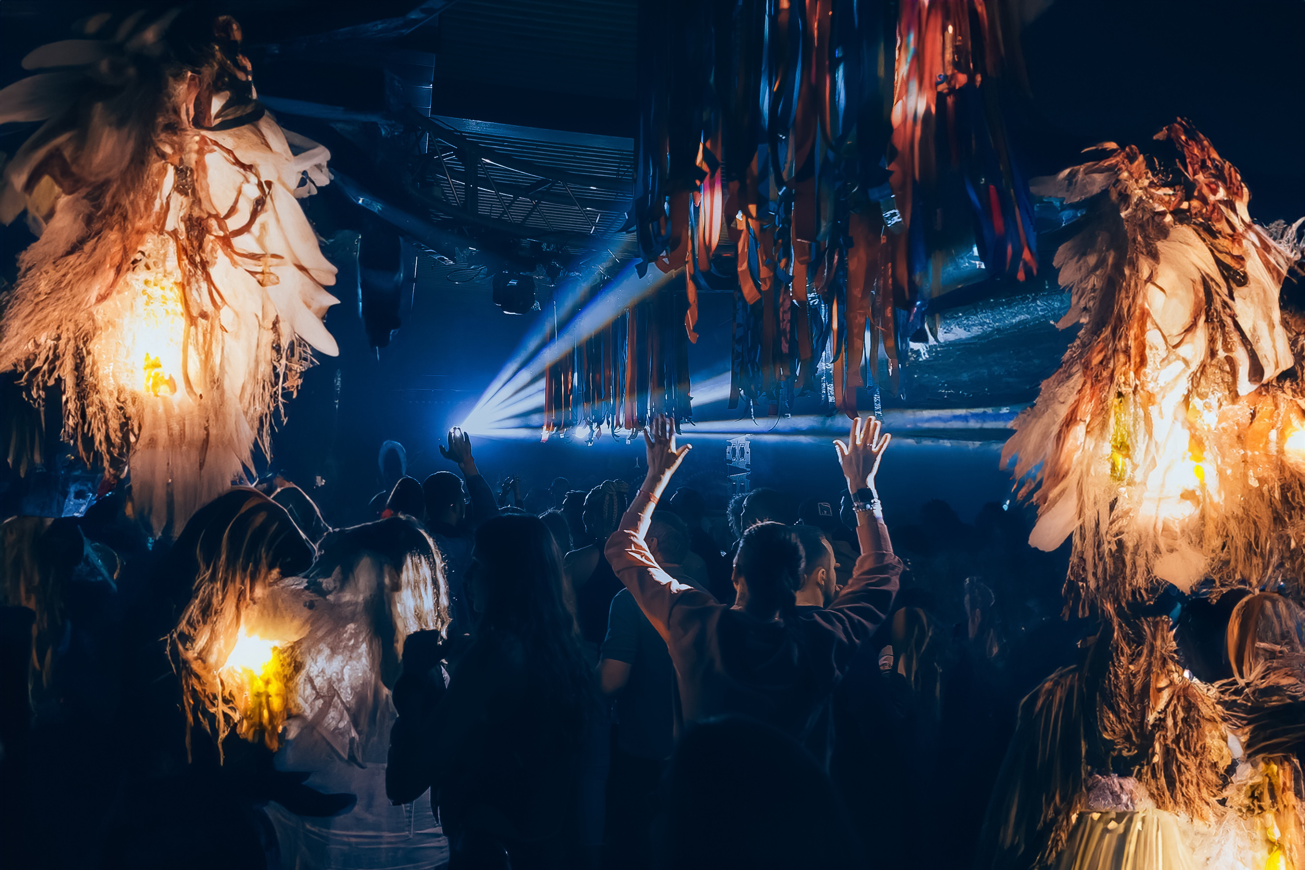 MANTRA: Хоровод. Made with Ai. Фото и видео контент за одну съемку — Веретенников Егор