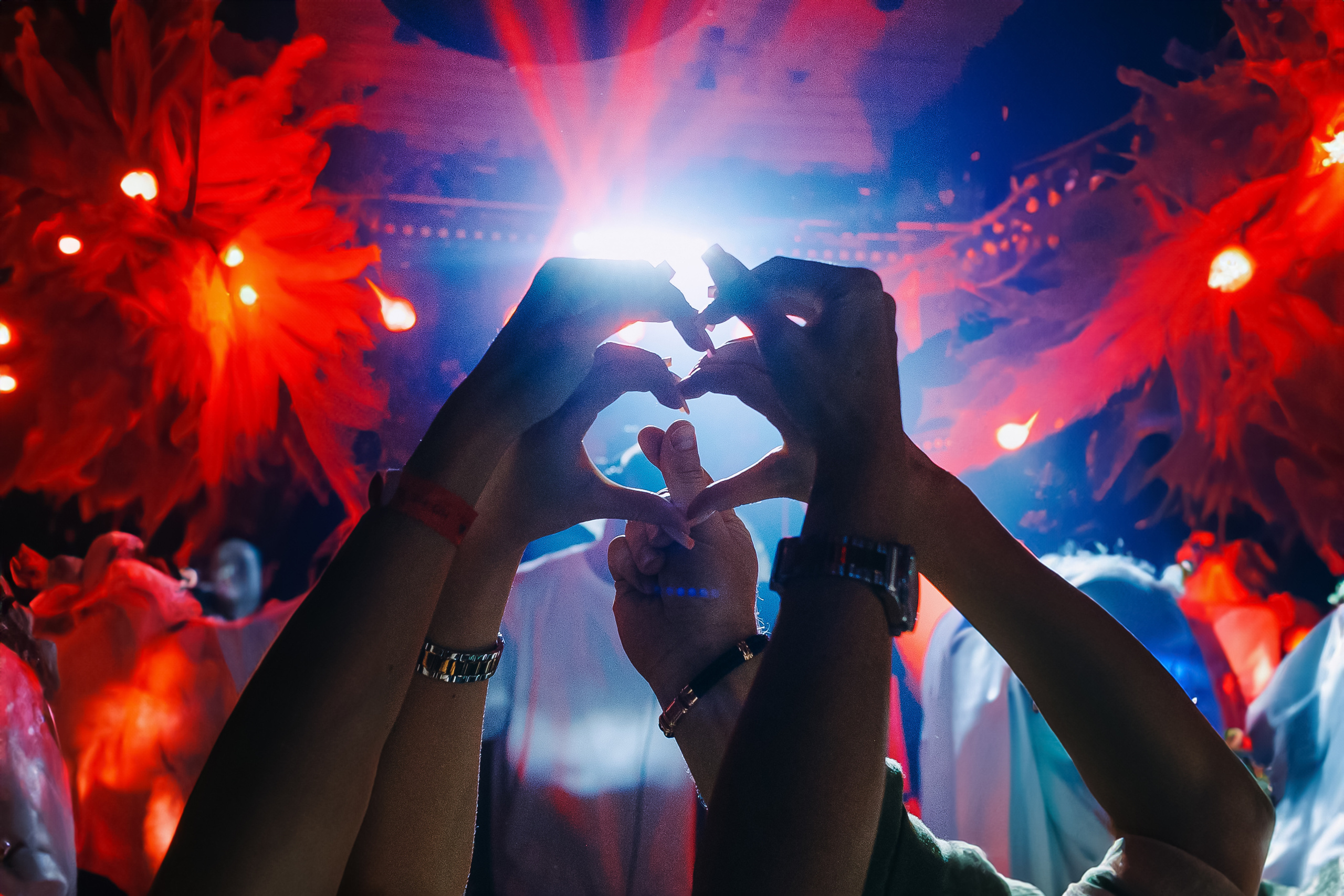 MANTRA: Хоровод. Made with Ai. Фото и видео контент за одну съемку — Веретенников Егор