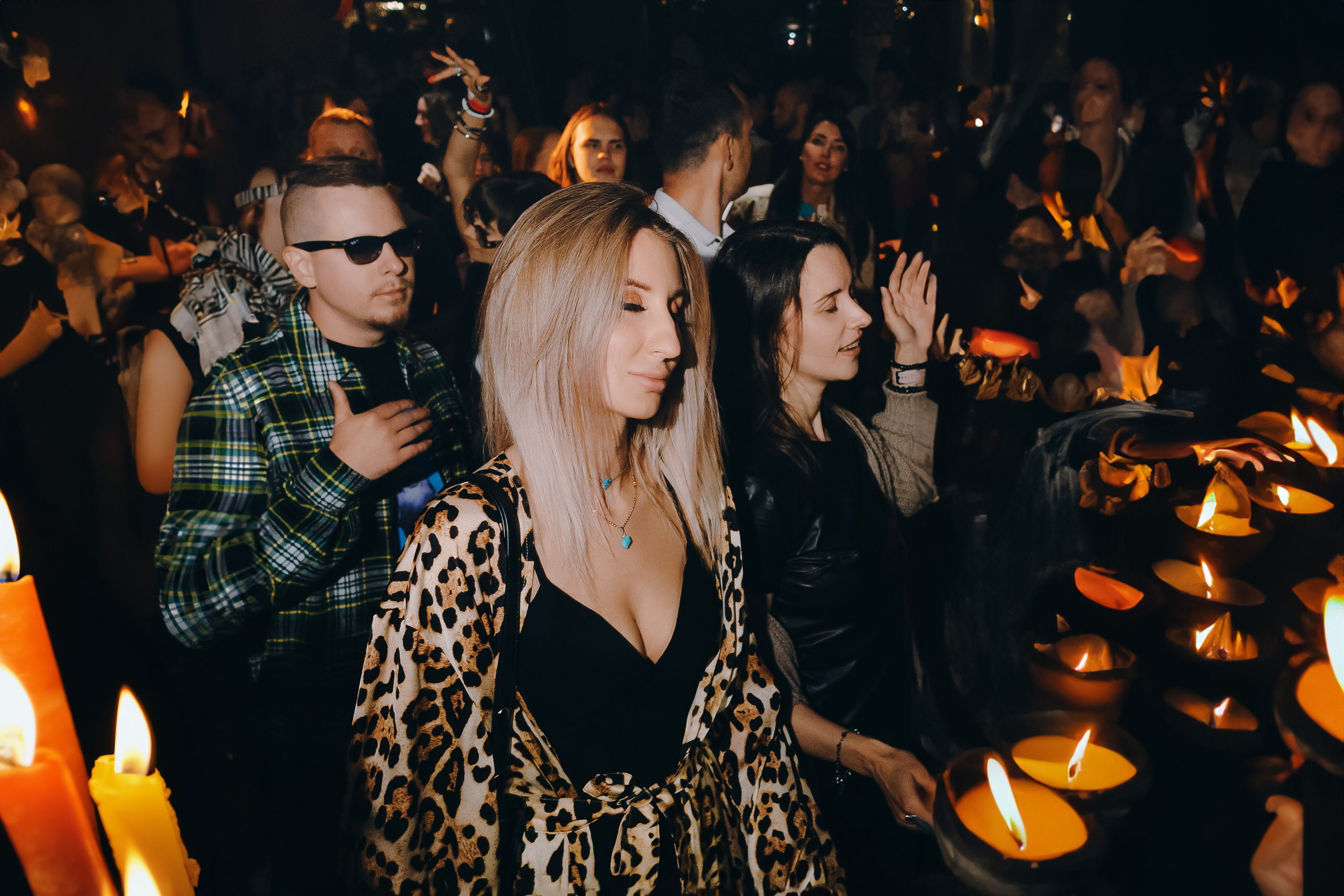 MANTRA: Хоровод. Made with Ai. Фото и видео контент за одну съемку — Веретенников Егор