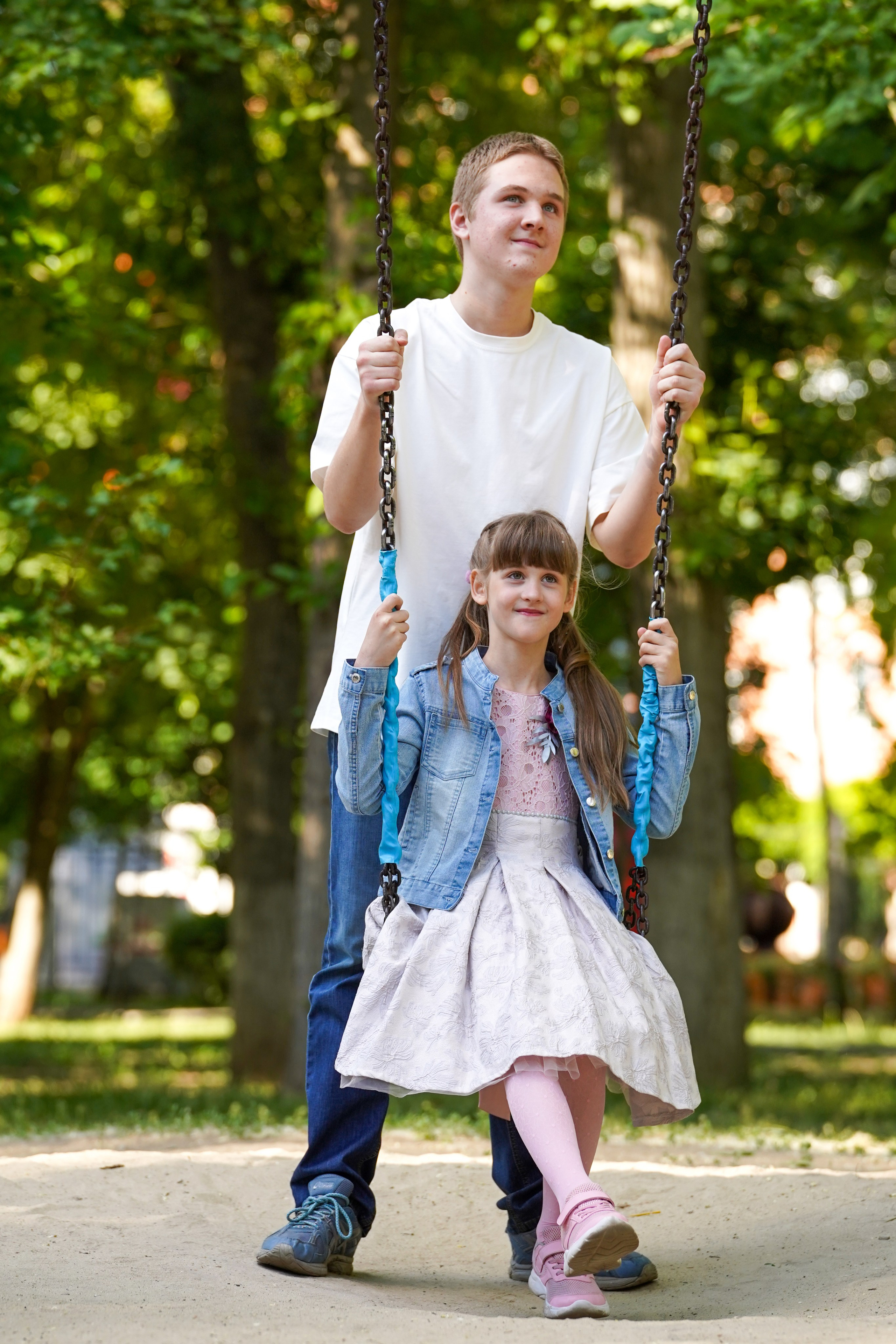 Семья в парке Островского. MEMENTO.Выпускные альбомы, школьные, юбилейные и другие книги. Ростов-на-Дону