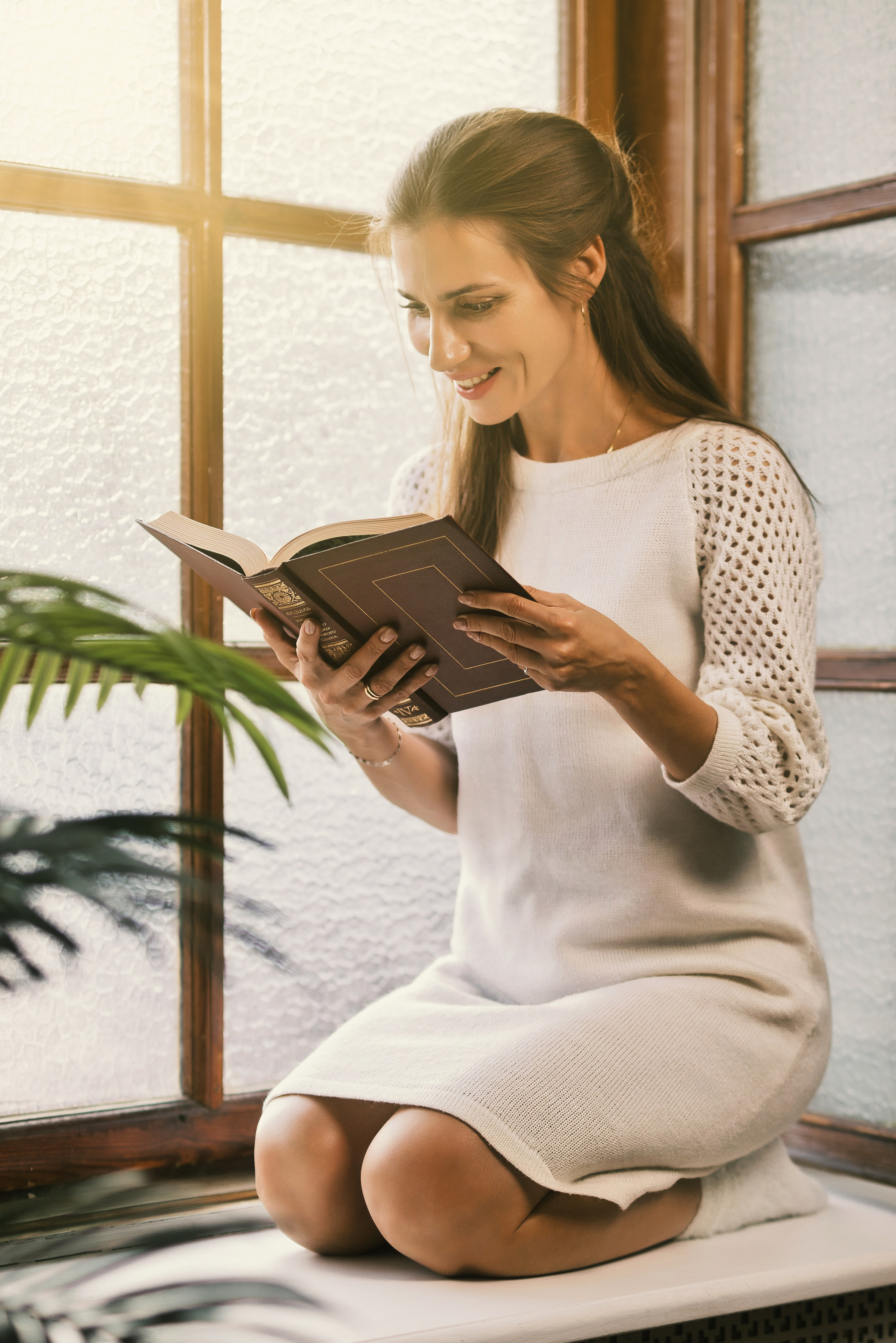 У окна. Фотограф Денис Кривопусков