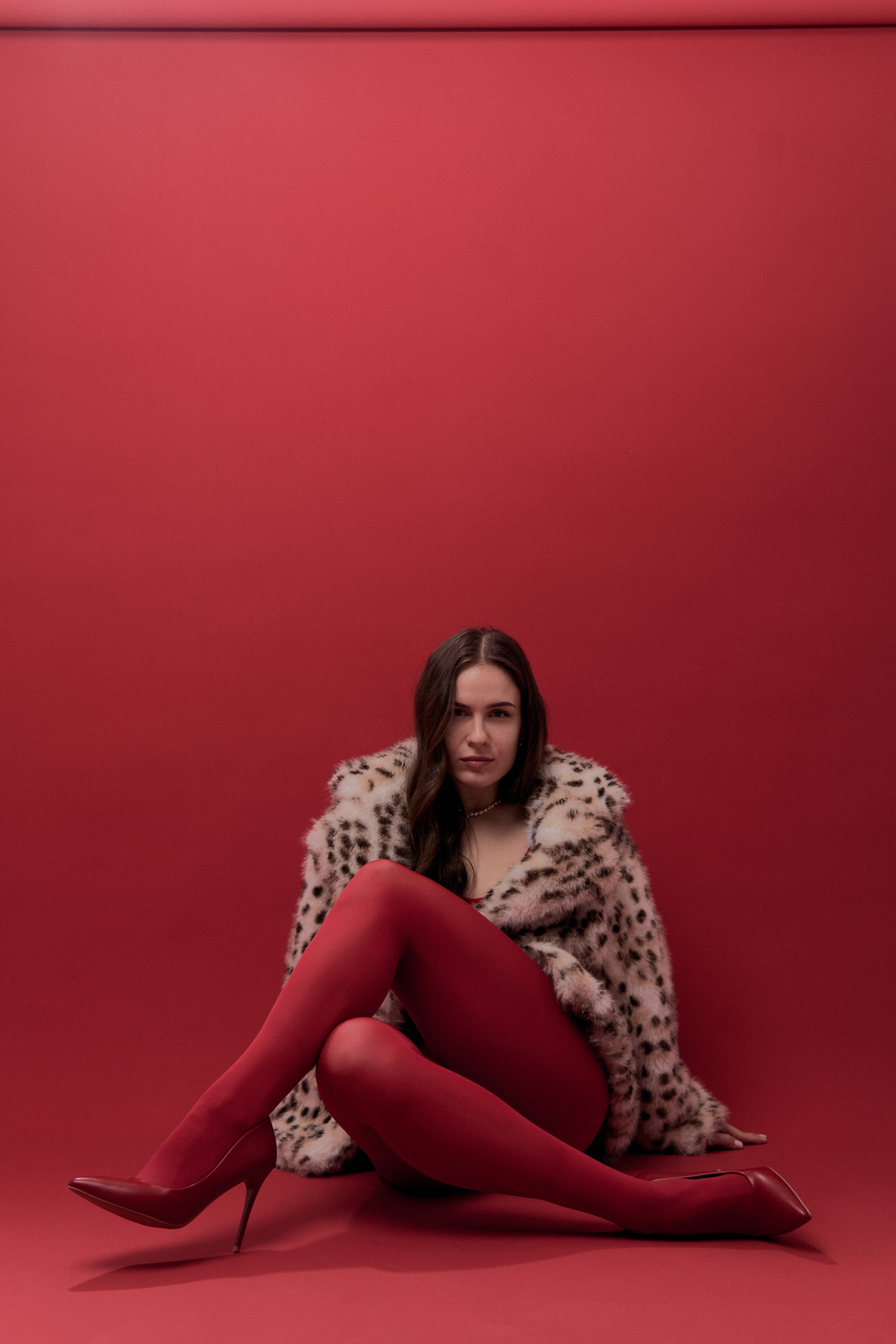 Фотосессия в студии на красном фоне, в леопардовой шубе, колготках. Фотограф Наталья Воронина Москва