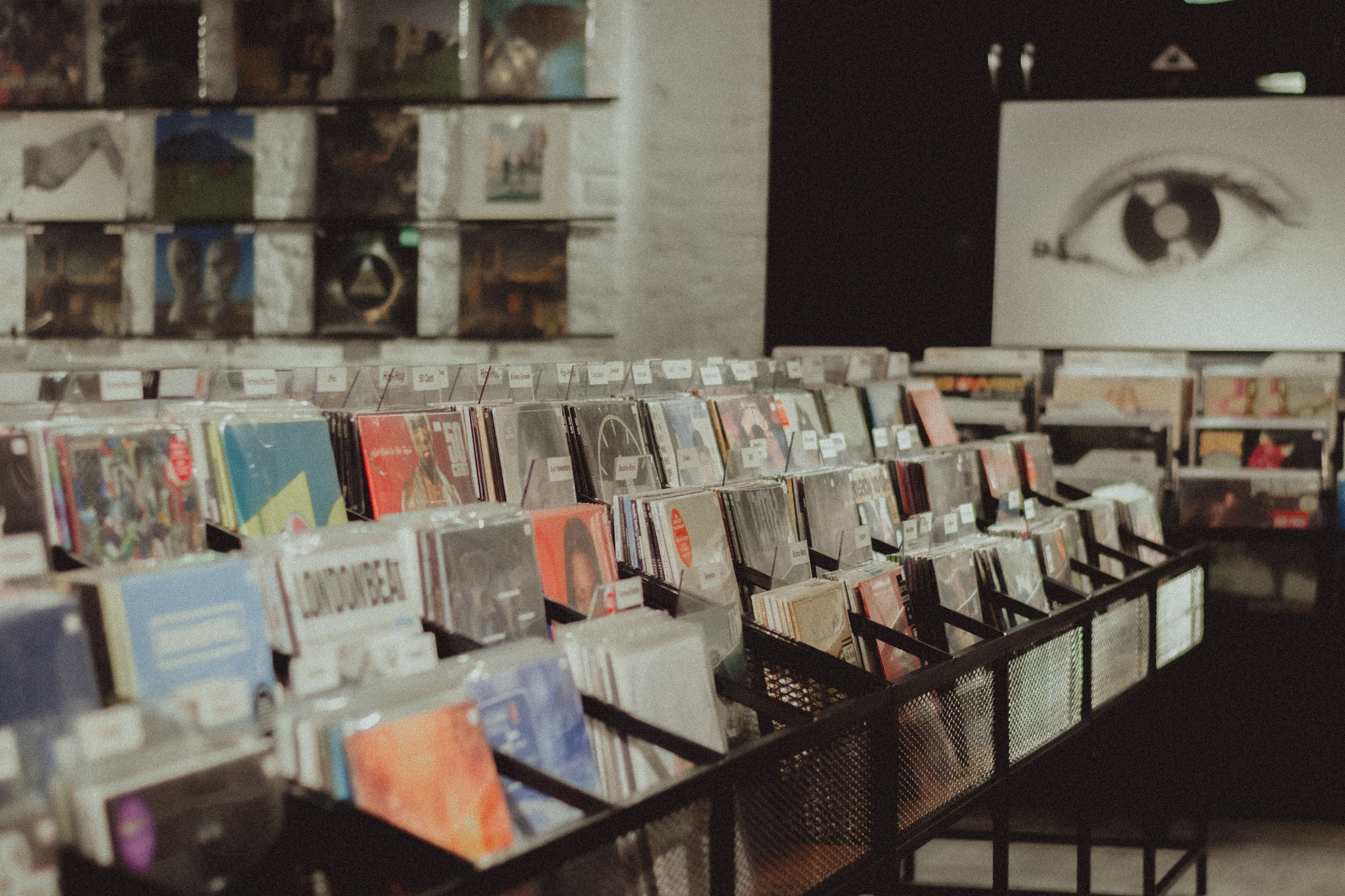 Парная ретро фотосессия в магазине с виниловыми пластинками