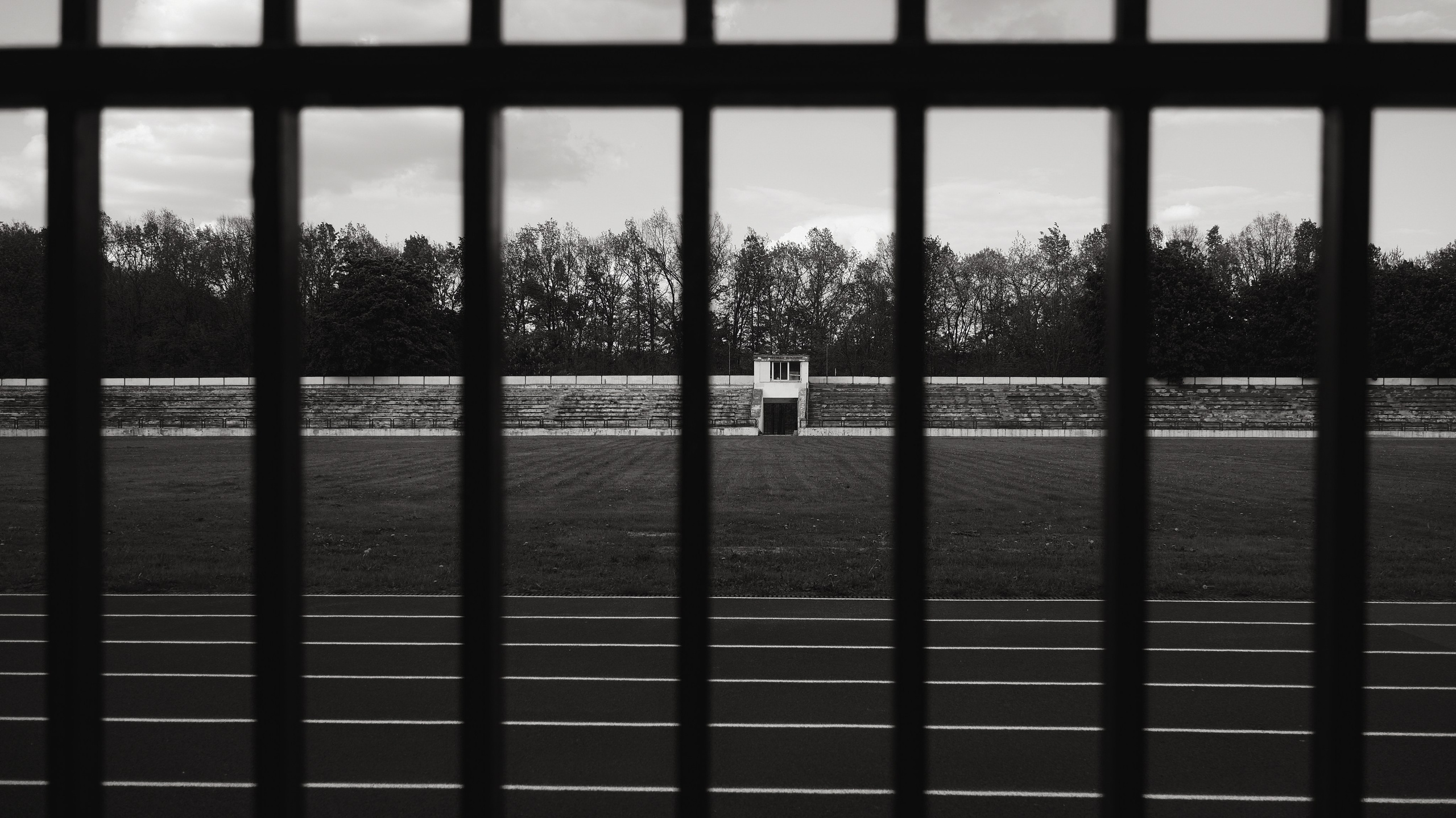 Стадион МГУ, Москва. Стадион за забором. Забор