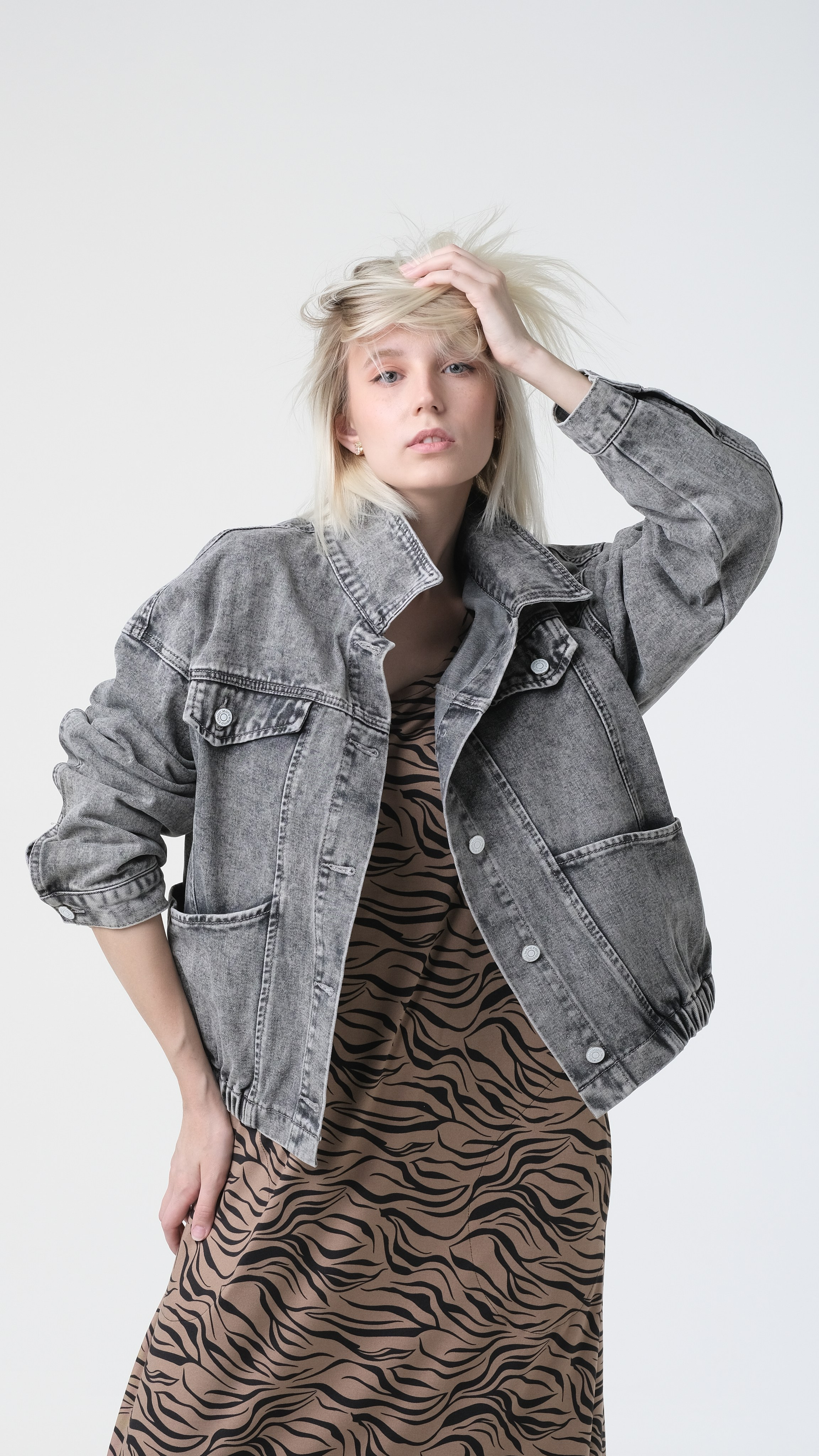 Модельное портфолио в Москве. Стильные, продающие фотографии для маркетплейсов. Блондинка модель с красивым позированием.