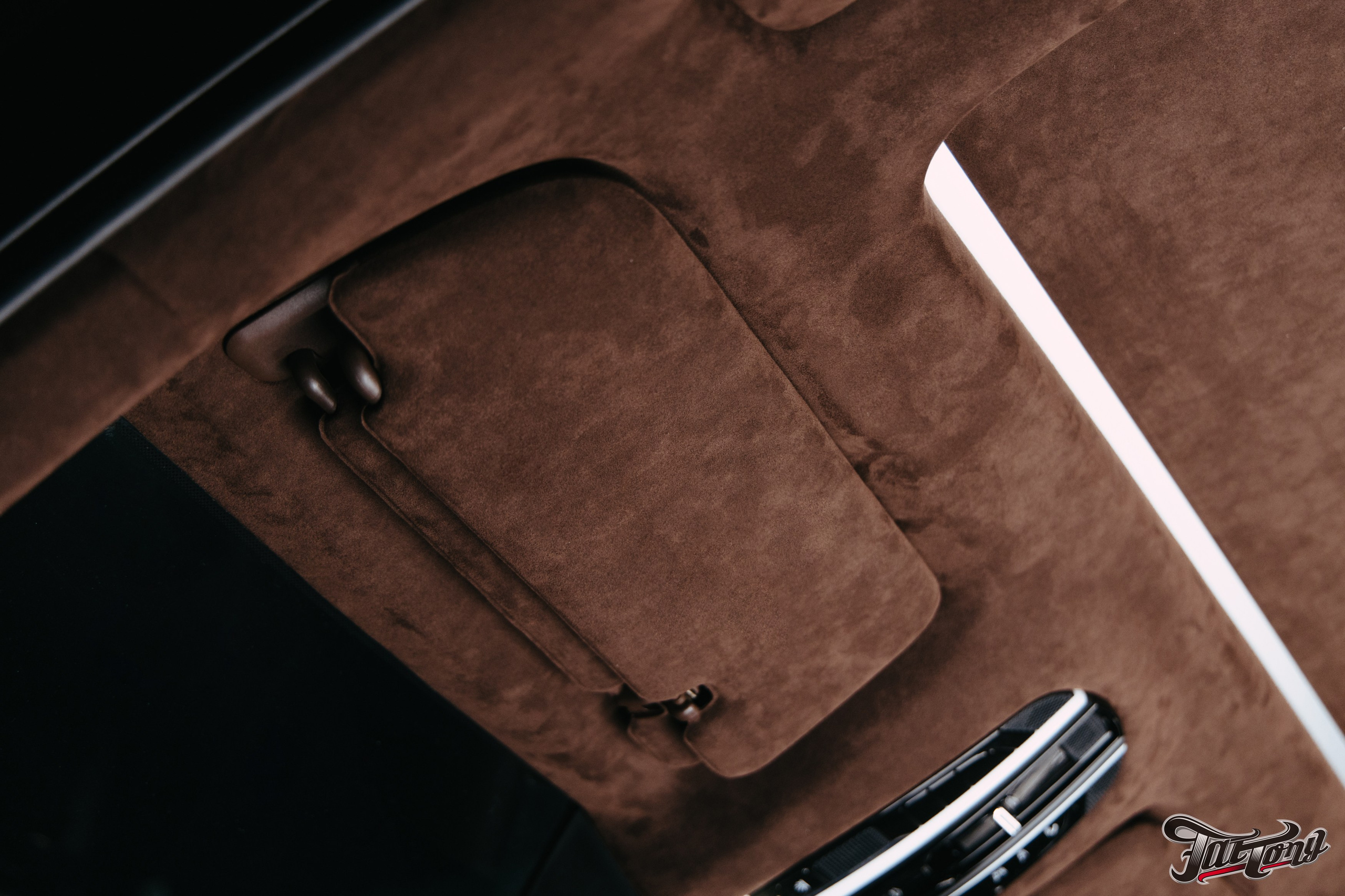 Porsche Сayenne пошив потолка в коричневую алькантару. DeLorein