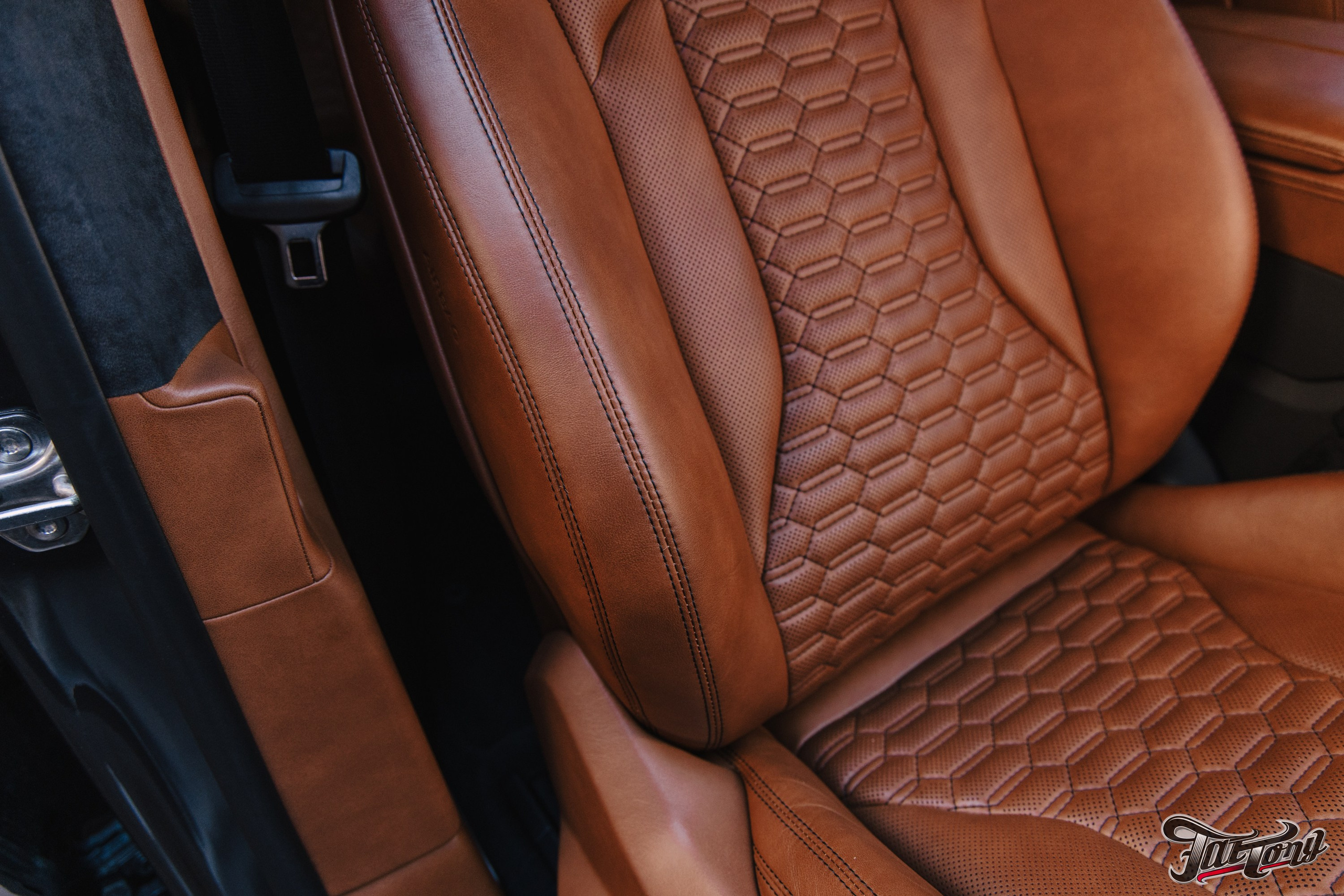 Lamborghini Urus перешив поврежденных элементов салона, окрас капота и деталей. DeLorein