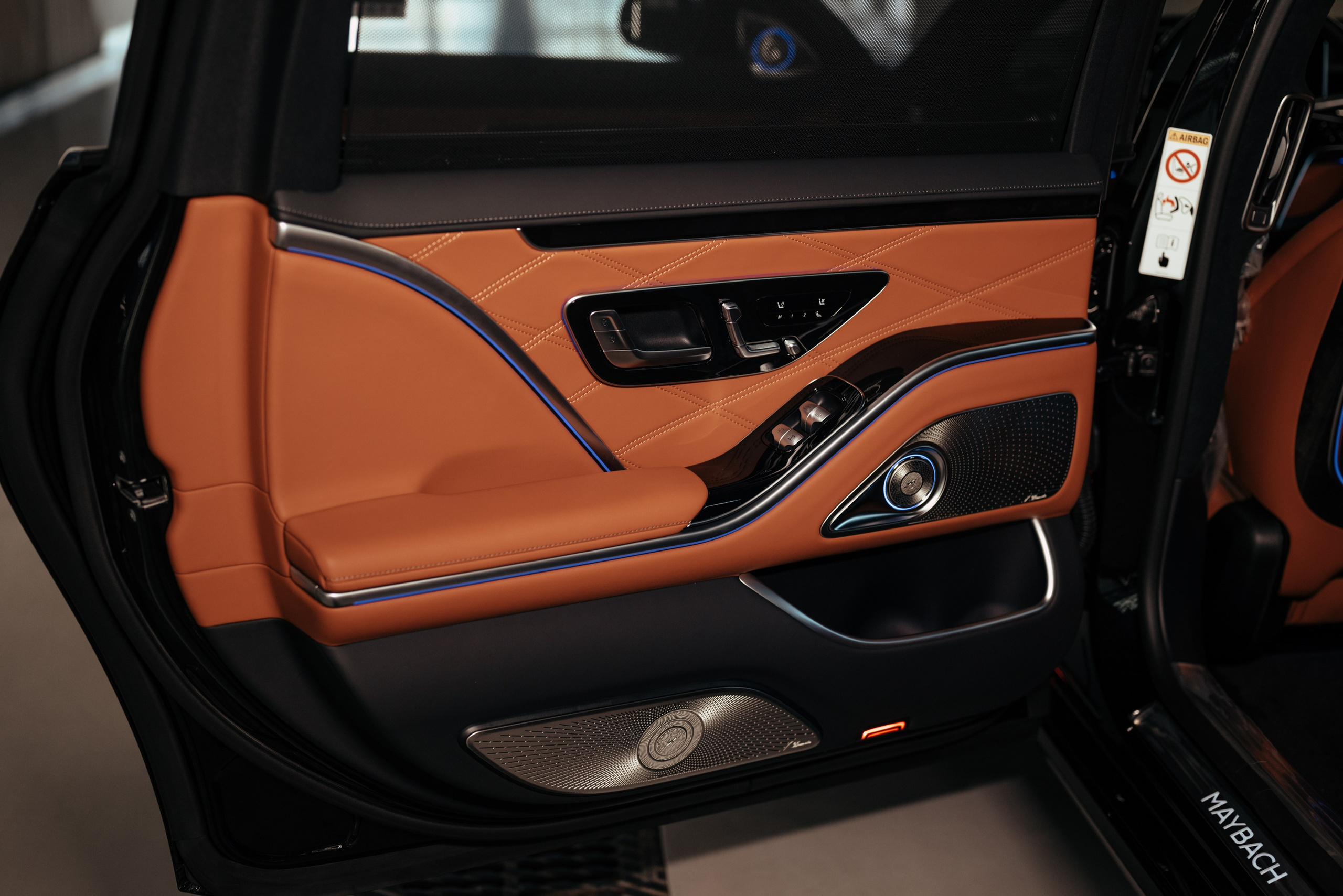 Mercedes Maybach v12 Black. DeLorein