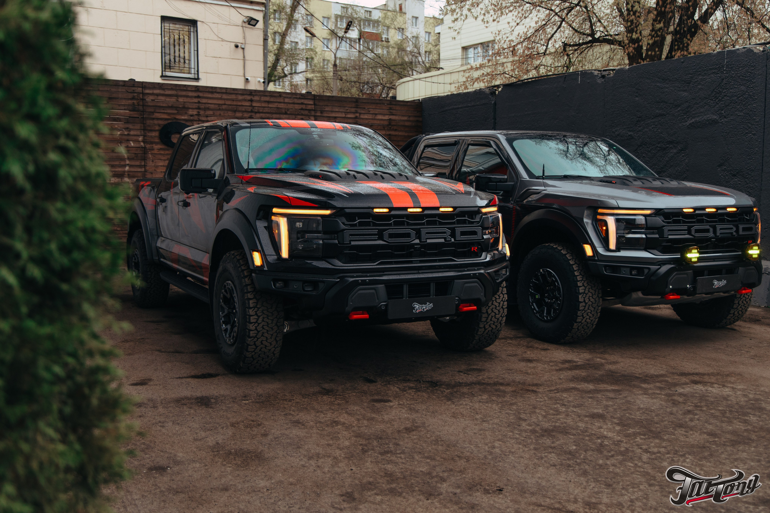 2x Ford Raptor R. DeLorein
