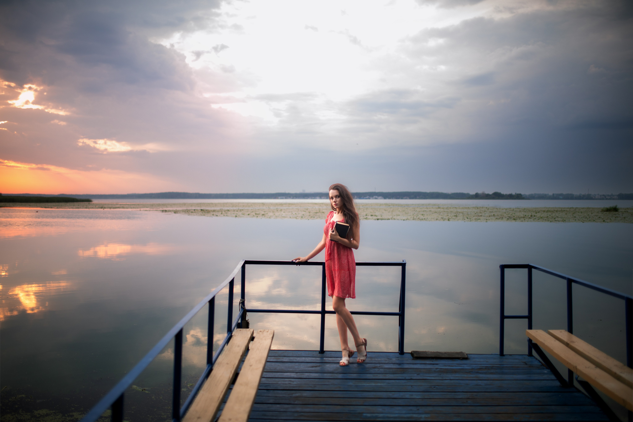 Съемка с Екатериной на рассвете на берегу реки