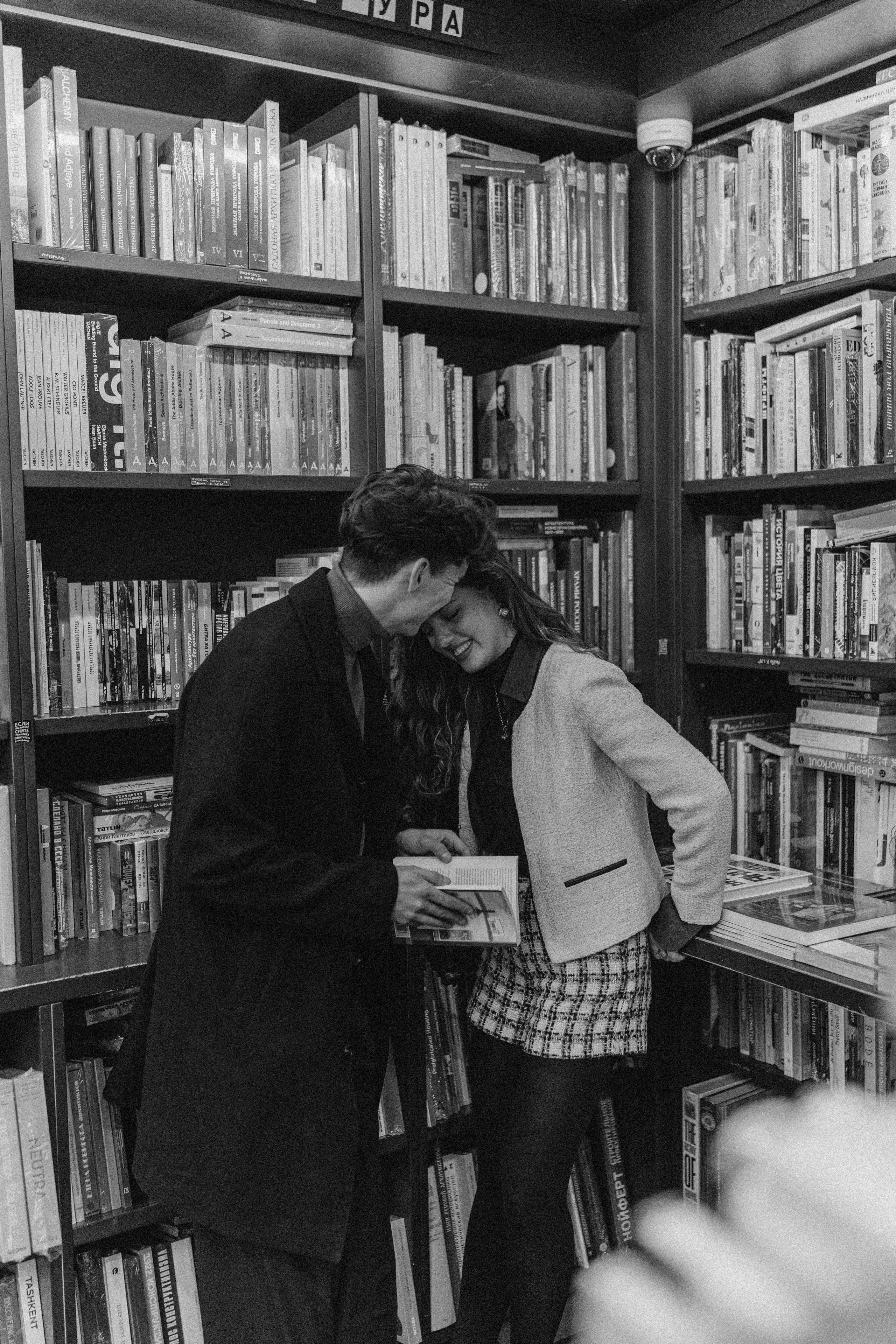 Парная фотосессия в книжном магазине. Подписные издания. Фотограф в Санкт-Петербурге. Федосова Елизавета 