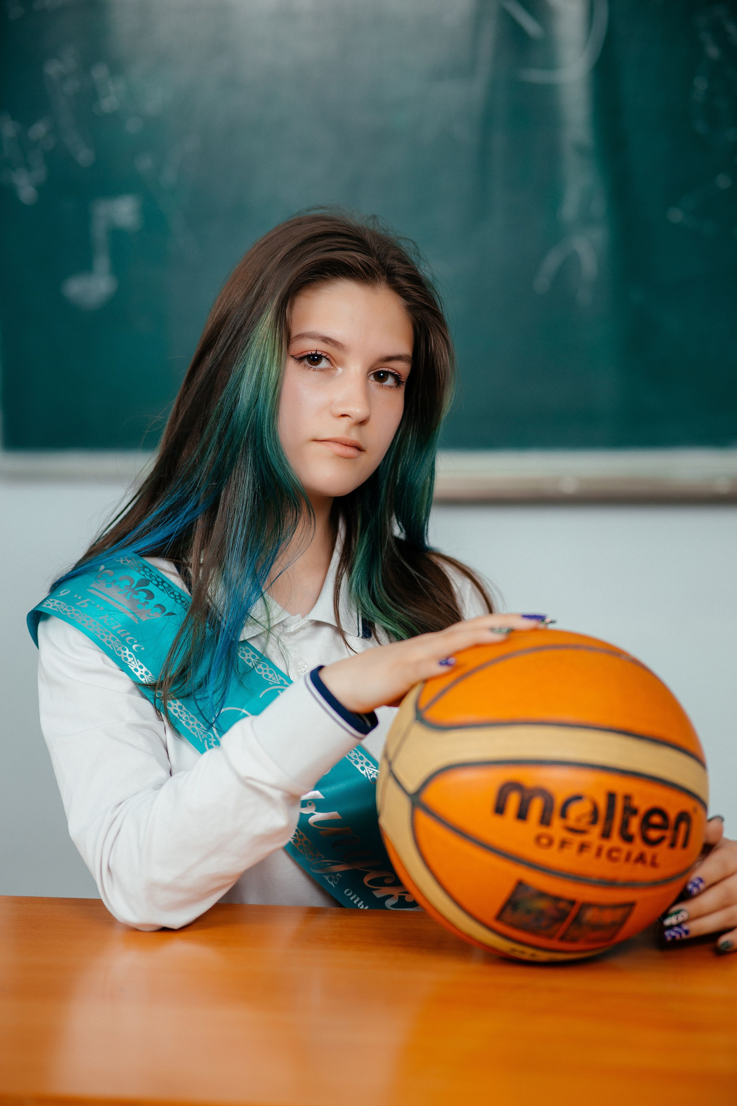 Выпускница позирует для виньетки в г. Усть-Каменогорск с баскетбольным мячом