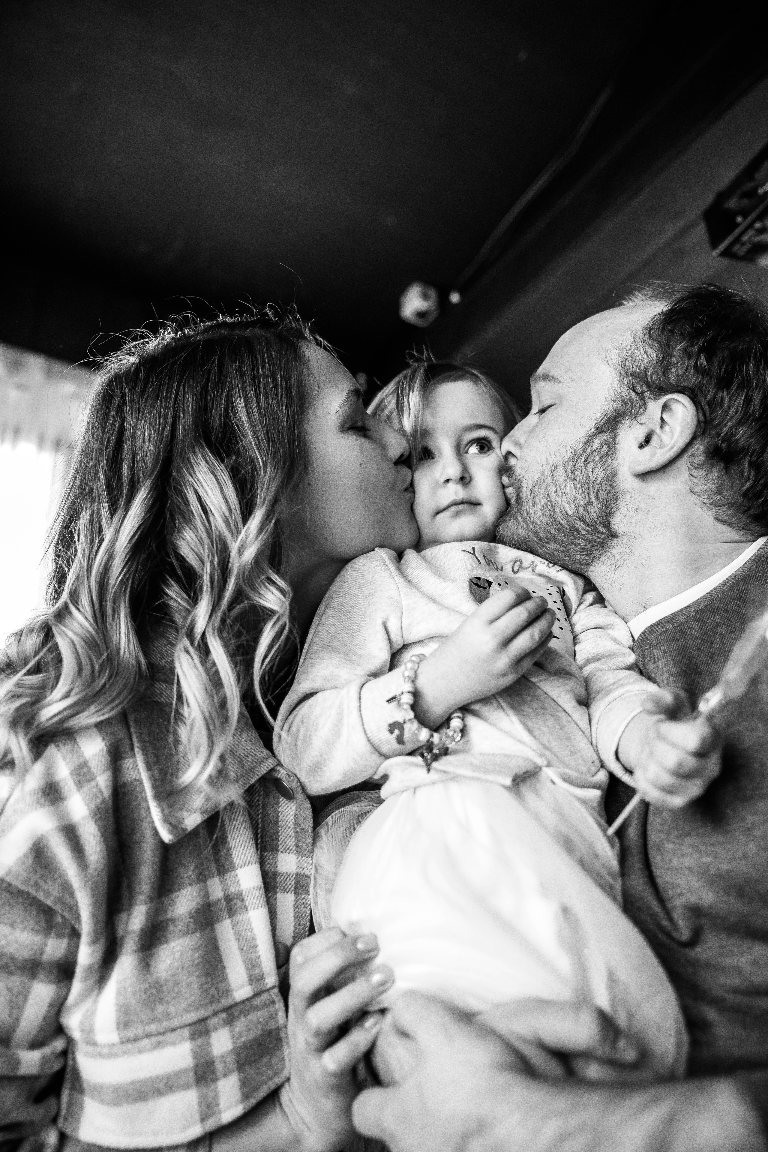 Мария с семьей. Фотодом BlackHouse. Фотограф в Красногорске Инна Романова, индивидуальные съемки, лавстори