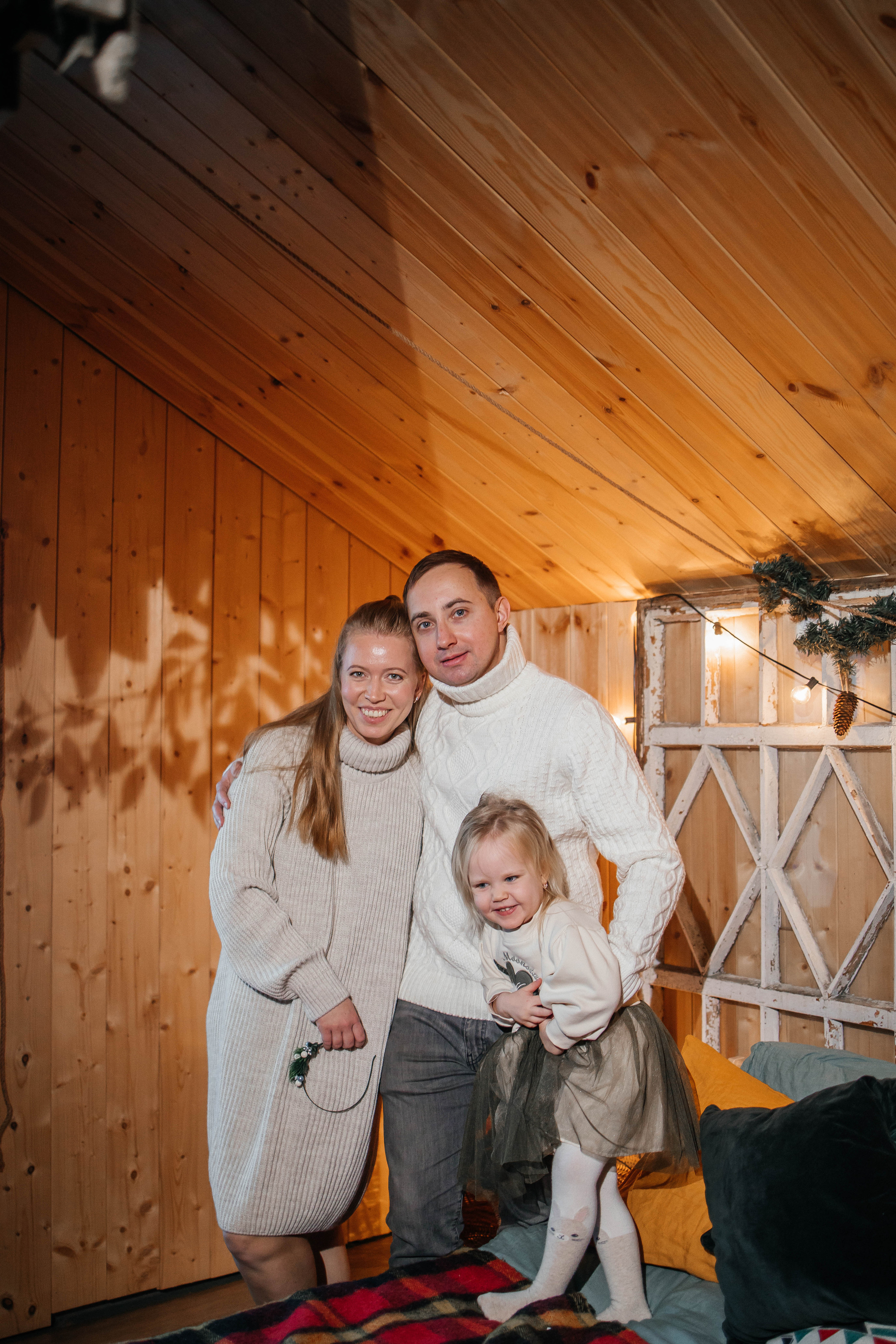 Ирина с семьей. Фотодом BlackHouse. Фотограф в Красногорске Инна Романова, индивидуальные съемки, лавстори