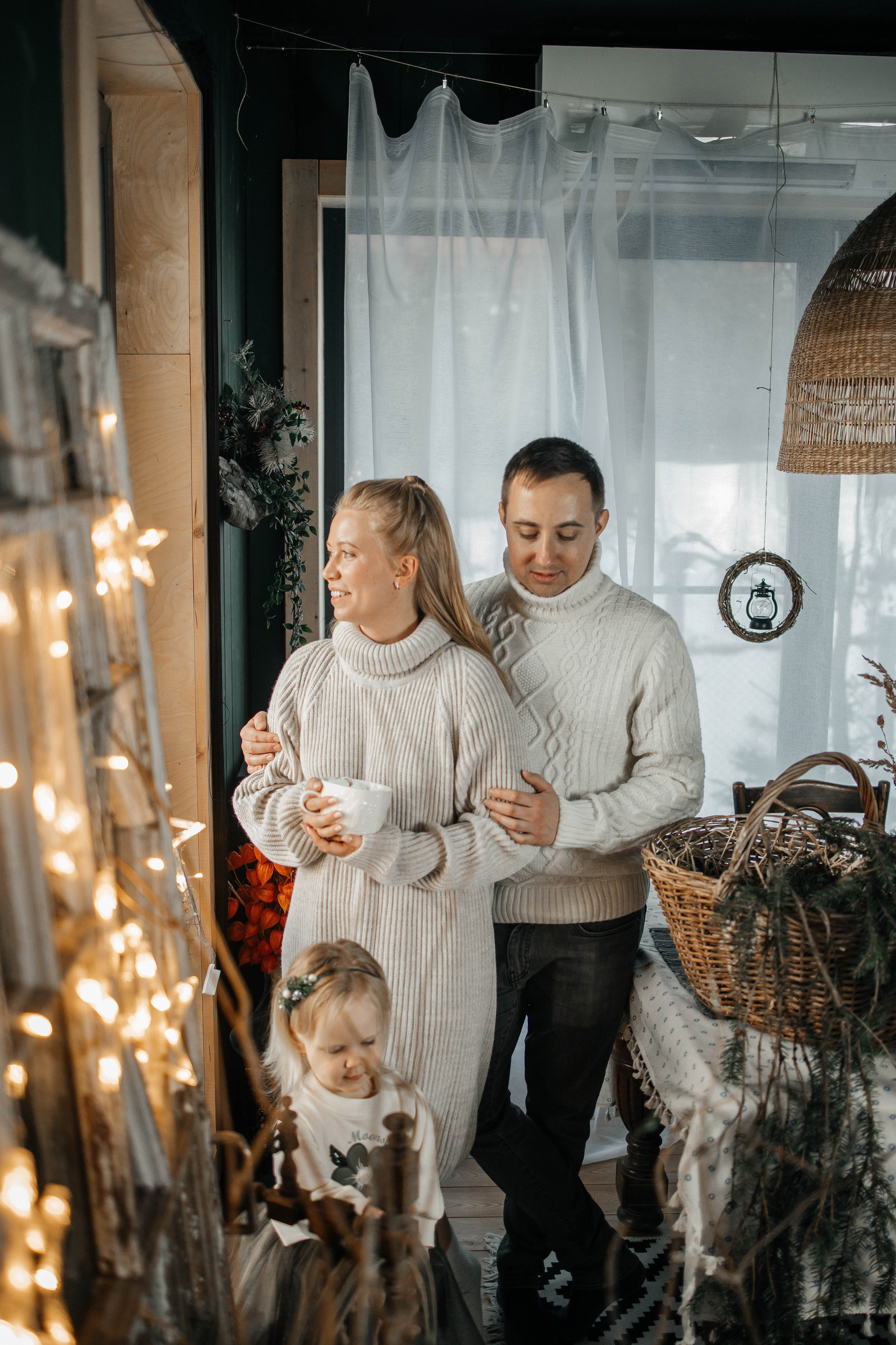 Ирина с семьей. Фотодом BlackHouse. Фотограф в Красногорске Инна Романова, индивидуальные съемки, лавстори