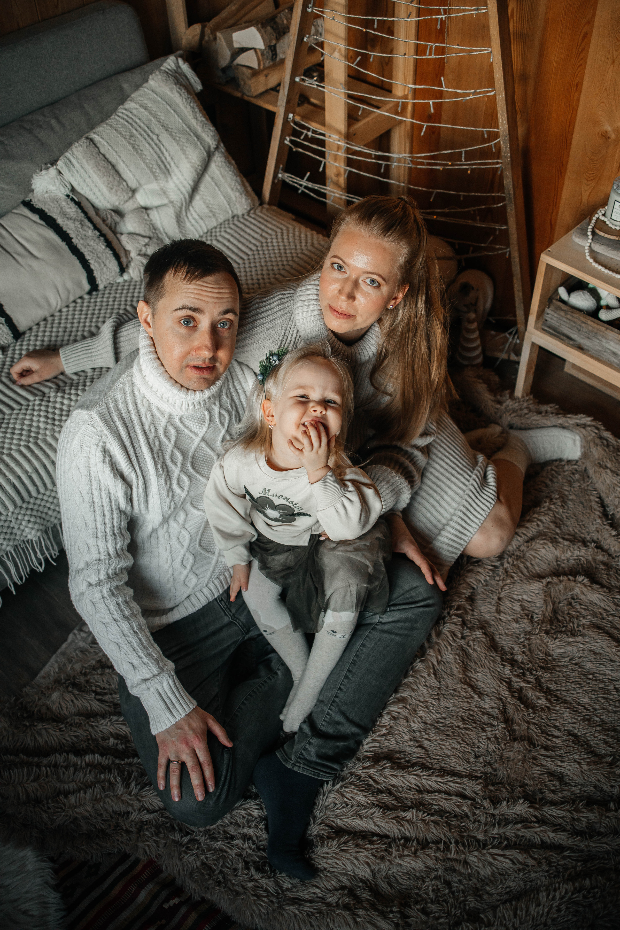 Ирина с семьей. Фотодом BlackHouse. Фотограф в Красногорске Инна Романова, индивидуальные съемки, лавстори